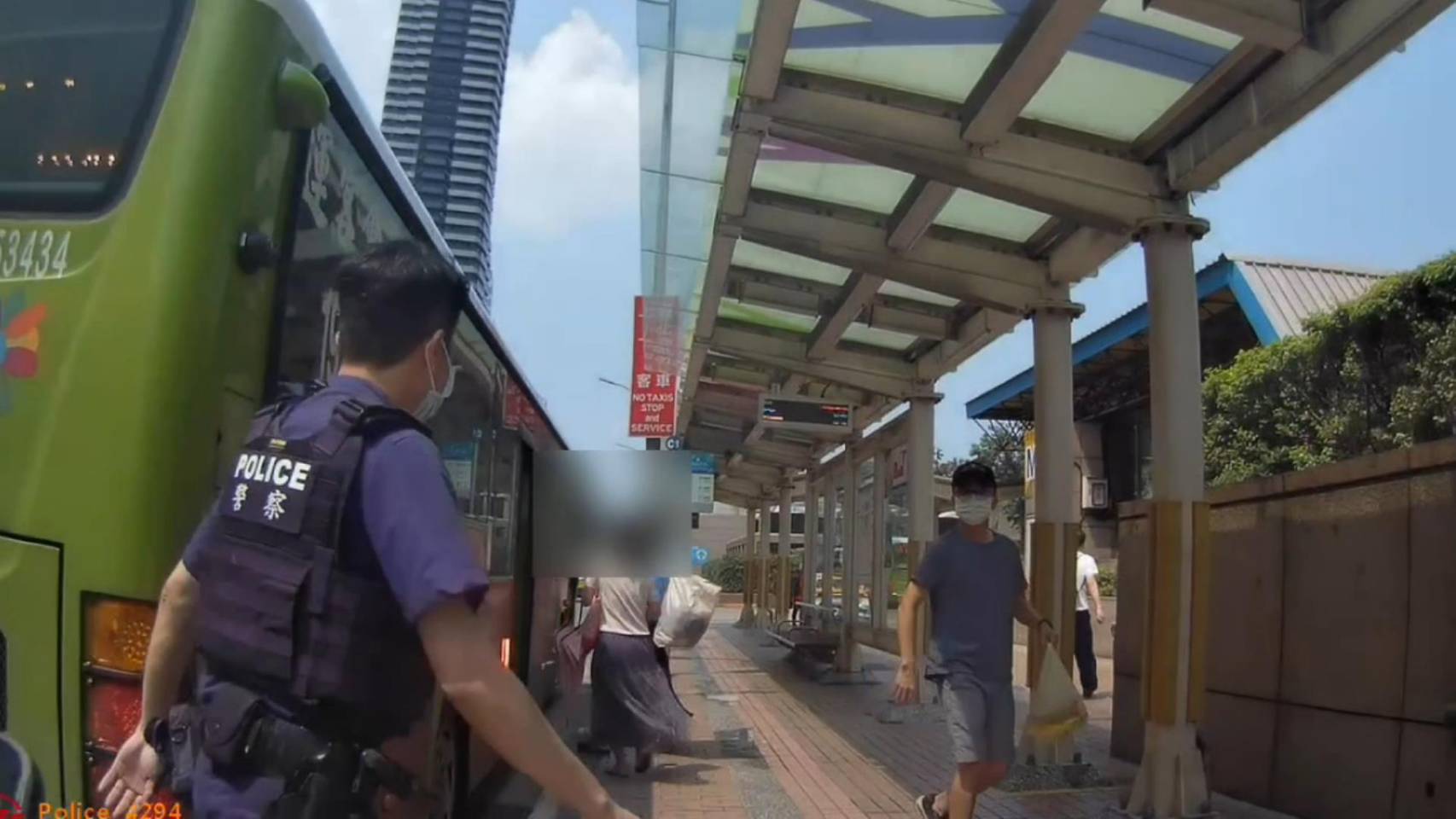警方攔下公車。（翻攝畫面）