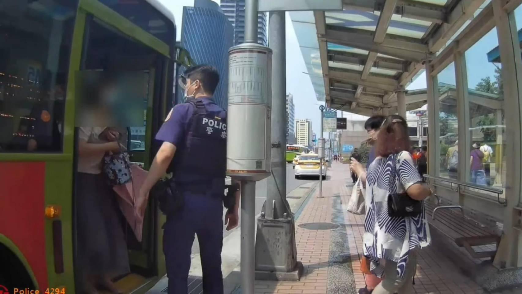 警方幫民眾追趕公車找回失款5萬元。(翻攝畫面)