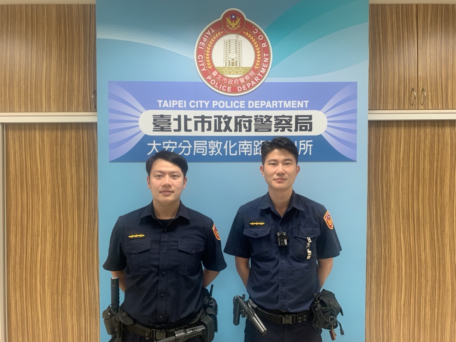 助民眾找回失款的警員彭裕勛、劉定融。（翻攝畫面）