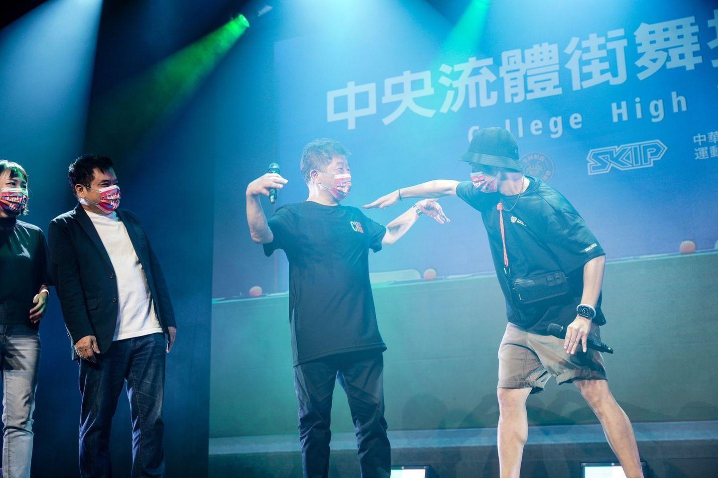 台北市長參選人陳時中(中)昨日前往「COLLEGE HIGH Vol.18 全國制霸」,體驗街舞活動。(翻攝自陳時中臉書)