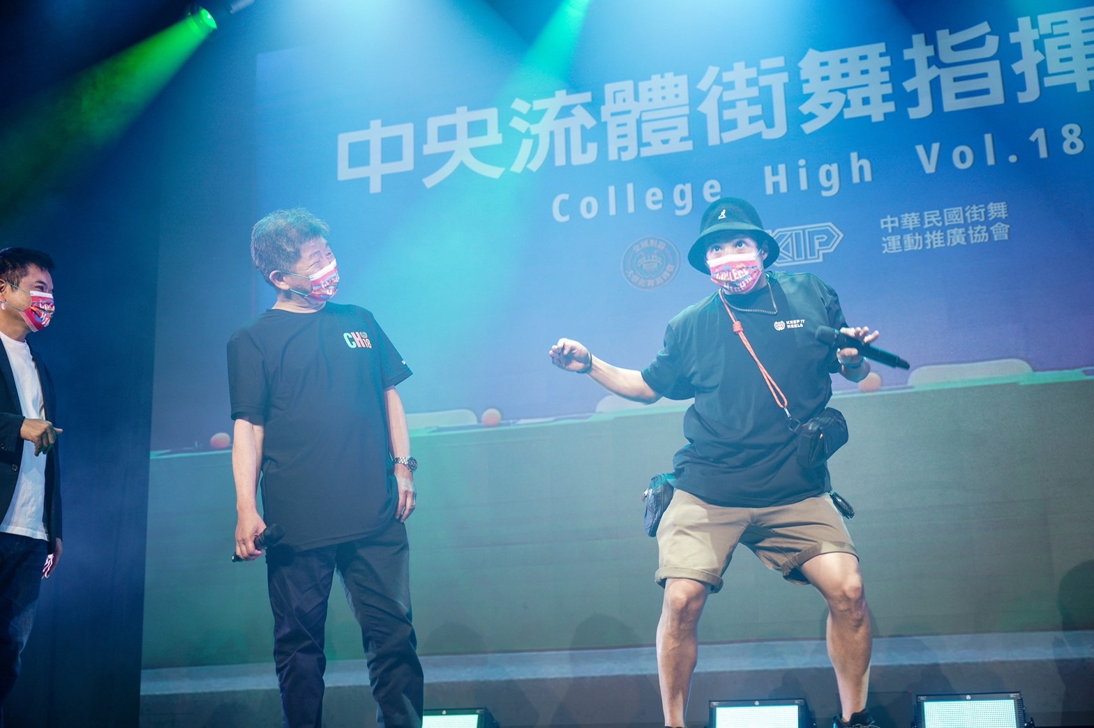 陳時中（左）自稱自己是「Wave部長」，大玩諧音哏。（翻攝自陳時中臉書）