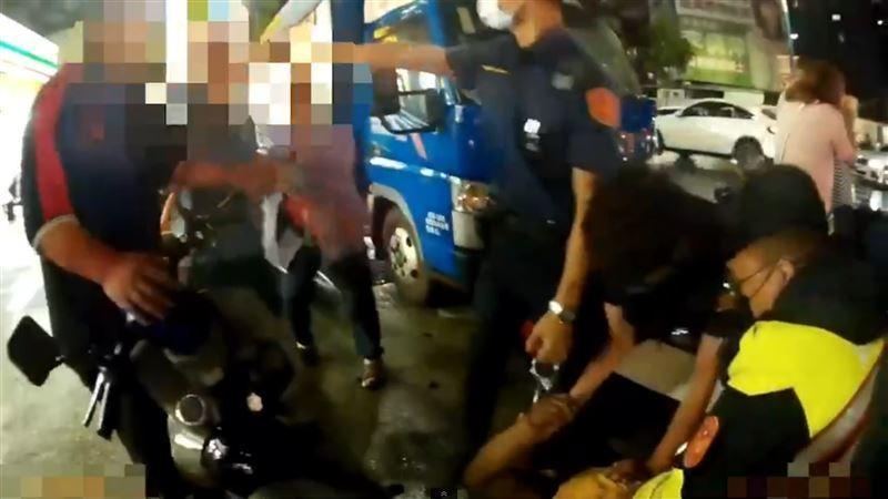 新北市蘆洲一家薑母鴨店日前爆發衝突，原來是2名客人為了搶付錢當街大吵。（翻攝畫面）