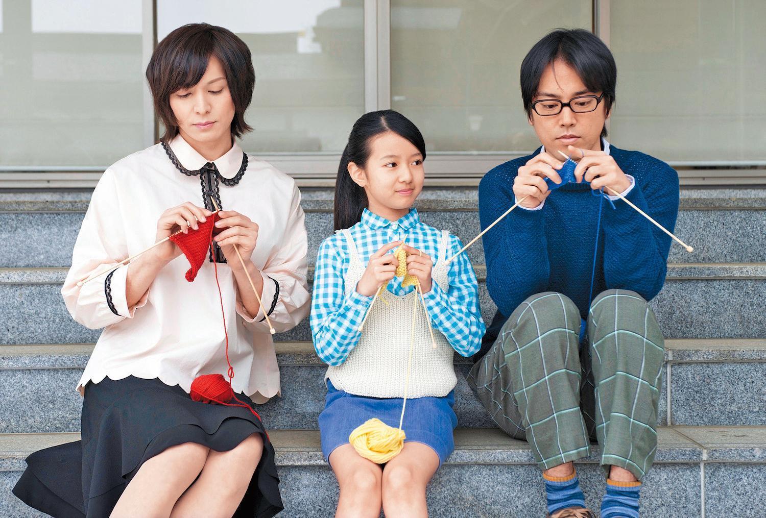 生田斗真(左)在《當他們認真編織時》飾演跨性別者,與桐谷健太(右)、柿原玲佳(中)共組家庭。(資料照片)