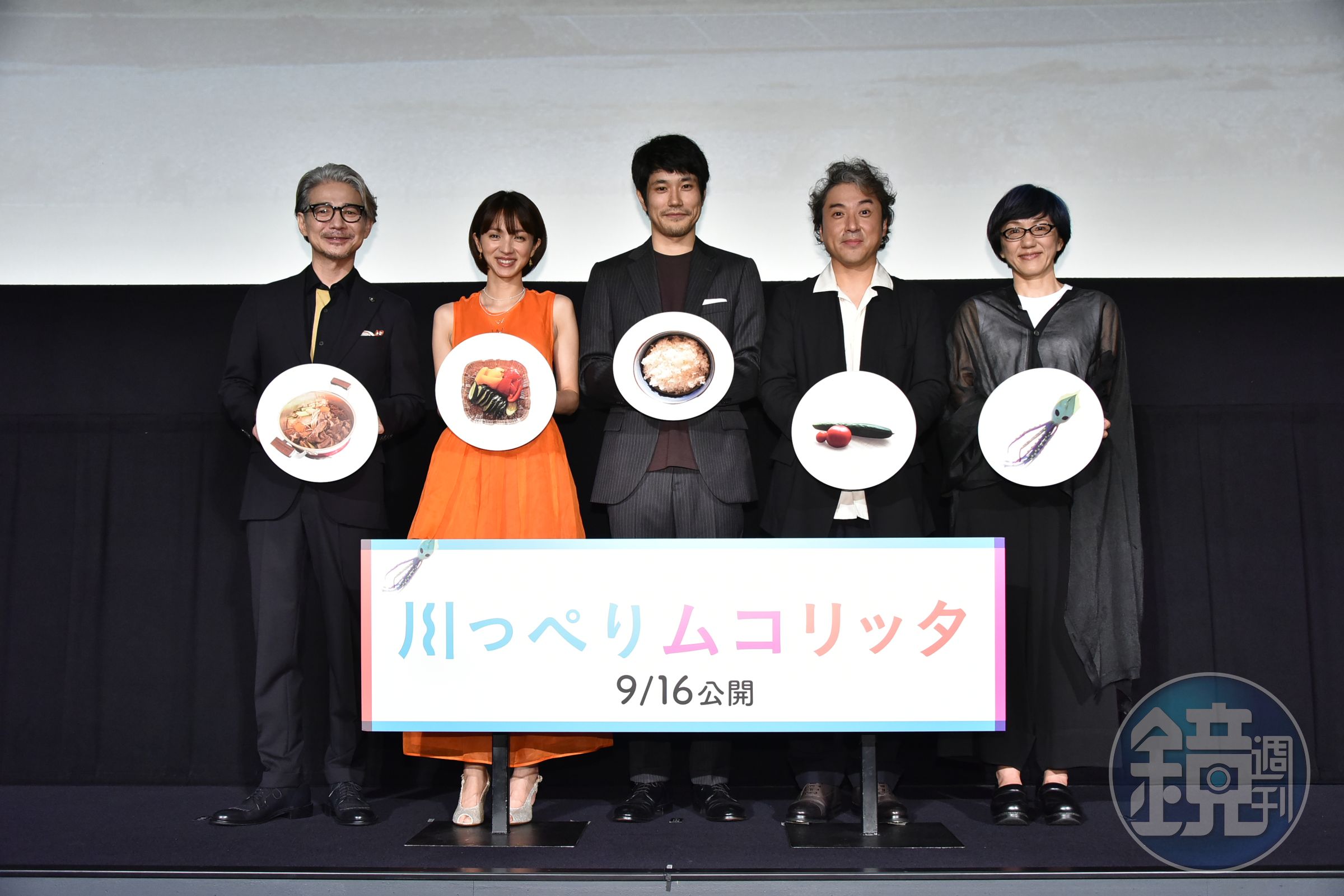 美食一直以來都是荻上直子（右）執導作品中的重要調和劑，日前在日本宣傳《河畔小日子》時演員們也拿著片中的代表食物留影。（政駒實業提供）
