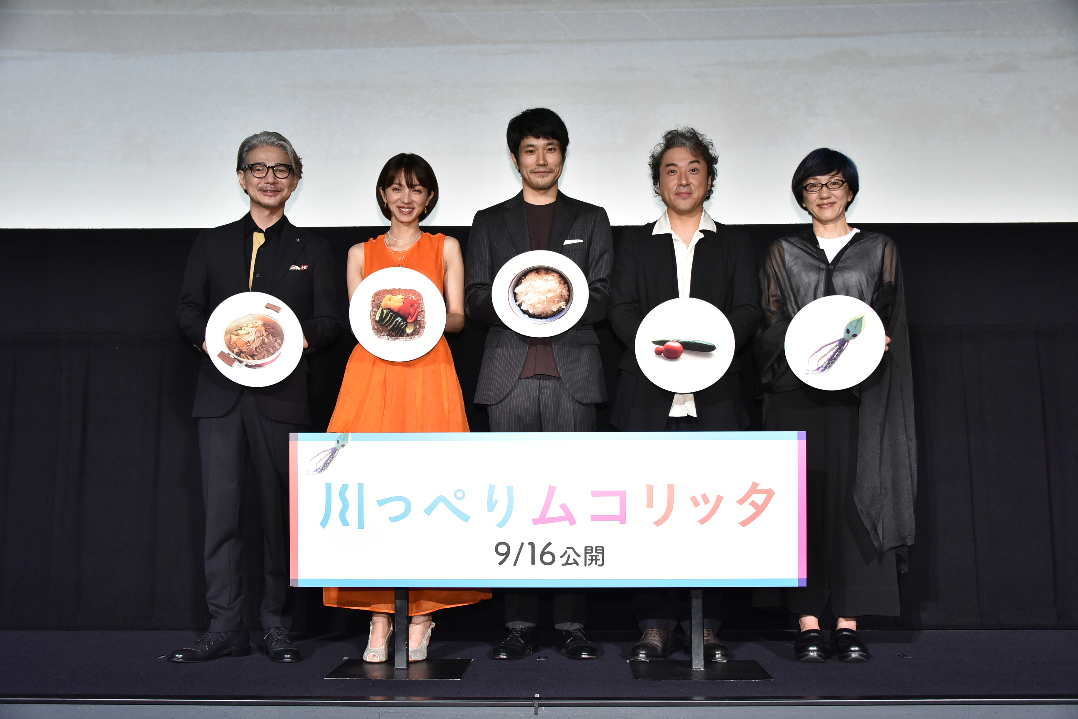 美食一直以來都是荻上直子（右）執導作品中的重要調和劑，日前在日本宣傳《河畔小日子》時演員們也拿著片中的代表食物留影。（政駒實業提供）