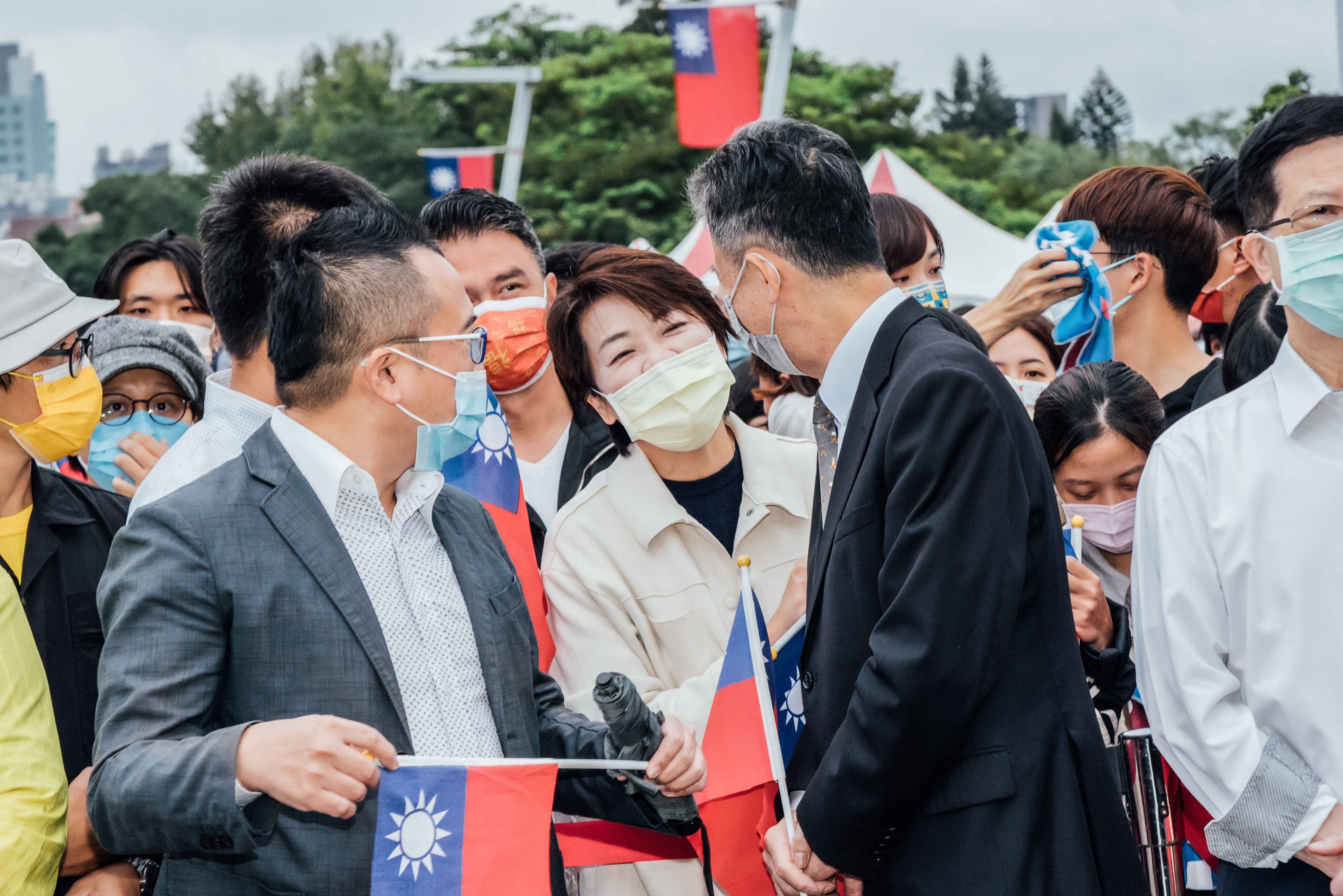 台北市政府今在府前廣場舉行國慶升旗典禮，無黨籍台北市長候選人黃珊珊也帶領民眾黨北市議員參選人與會。（黃珊珊競辦提供）