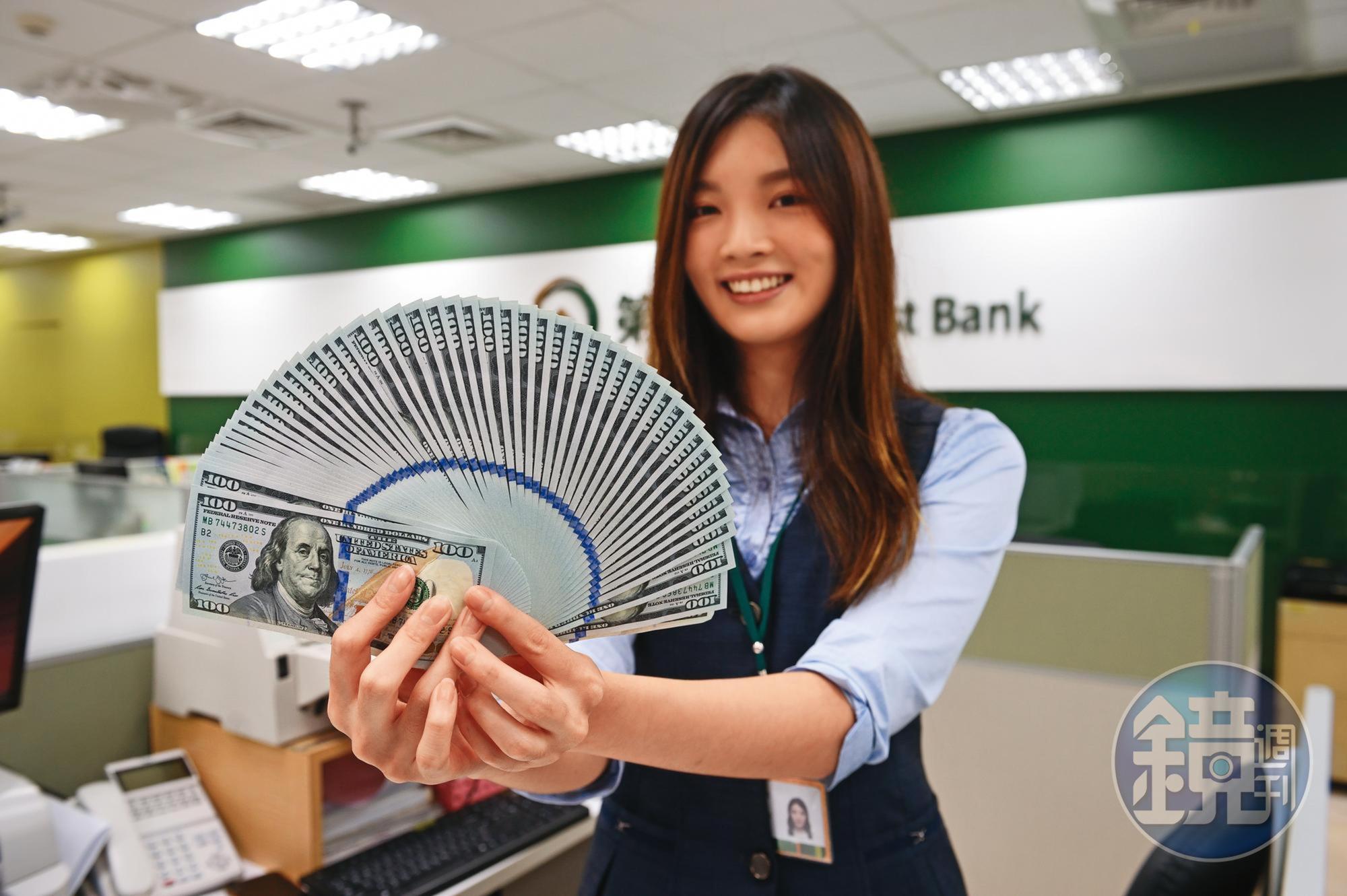 美元兌新台幣今年以來強升約13％，國人紛紛前往換匯，搶搭強勢美元列車。