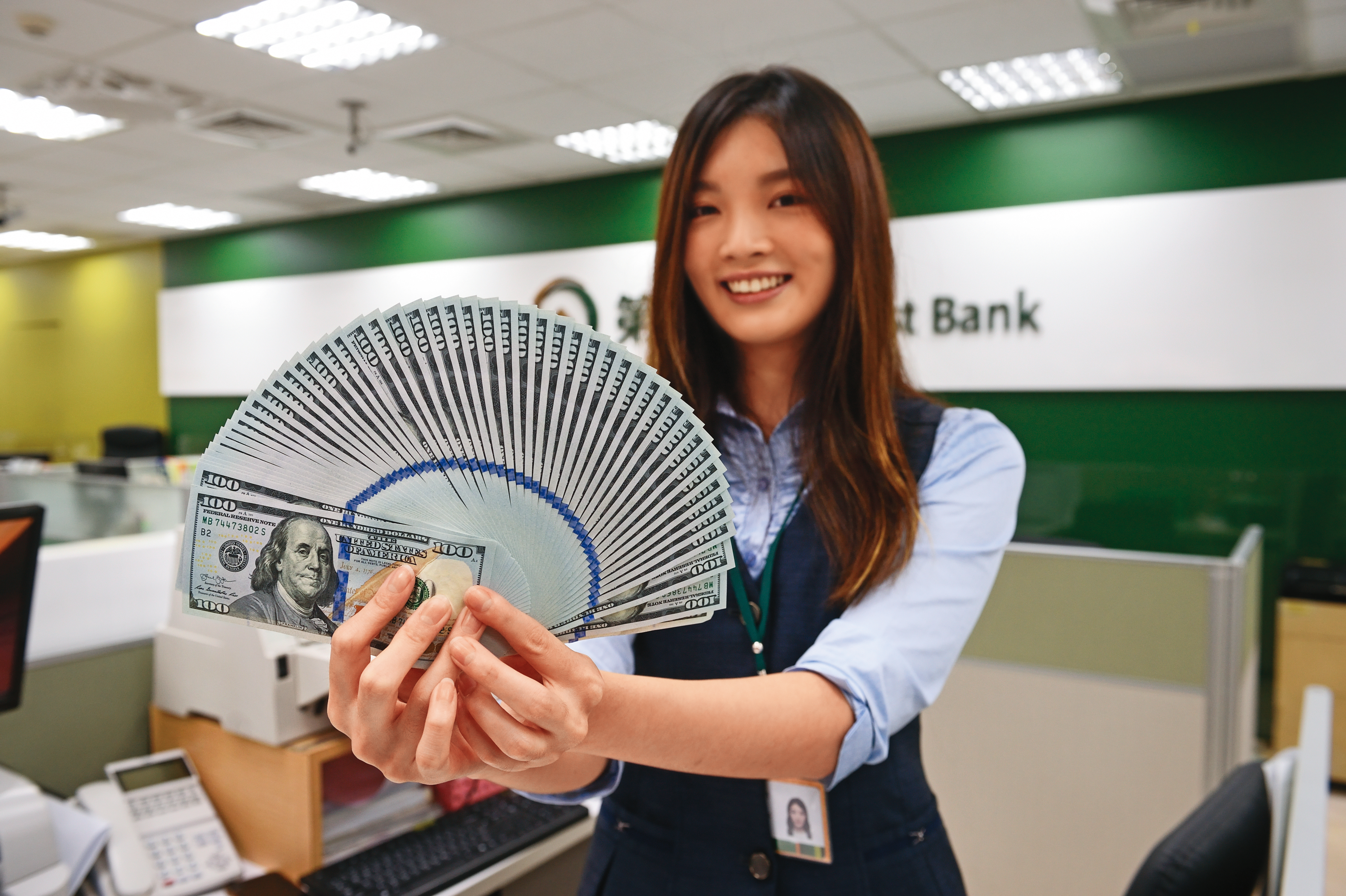 美元兌新台幣今年以來強升約13％，國人紛紛前往換匯，搶搭強勢美元列車。