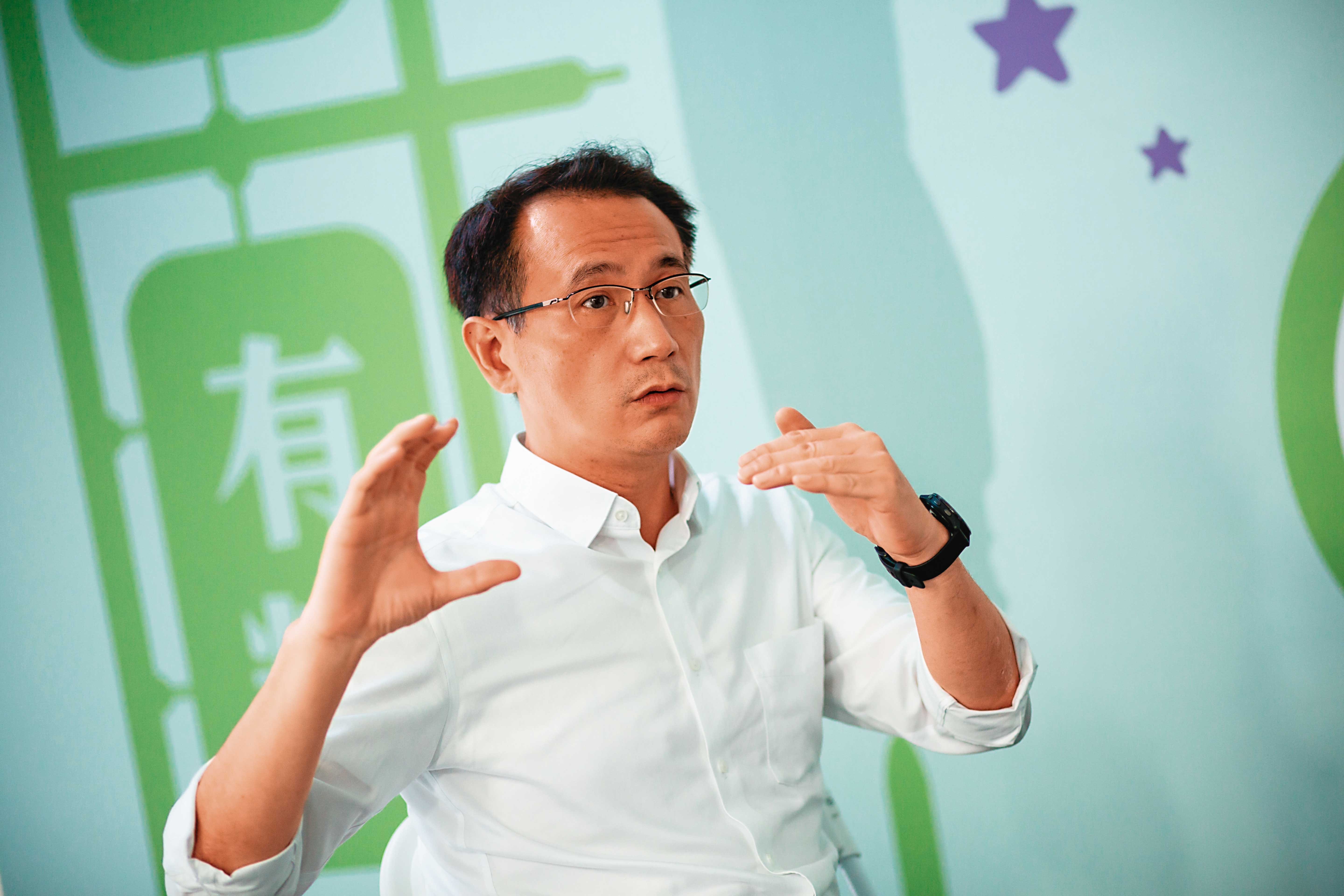 曾任文宣部主任的鄭運鵬，親自操刀自己選戰主軸跟視覺系統，務求「像我本人」，讓民眾能很快理解他本來的樣子。