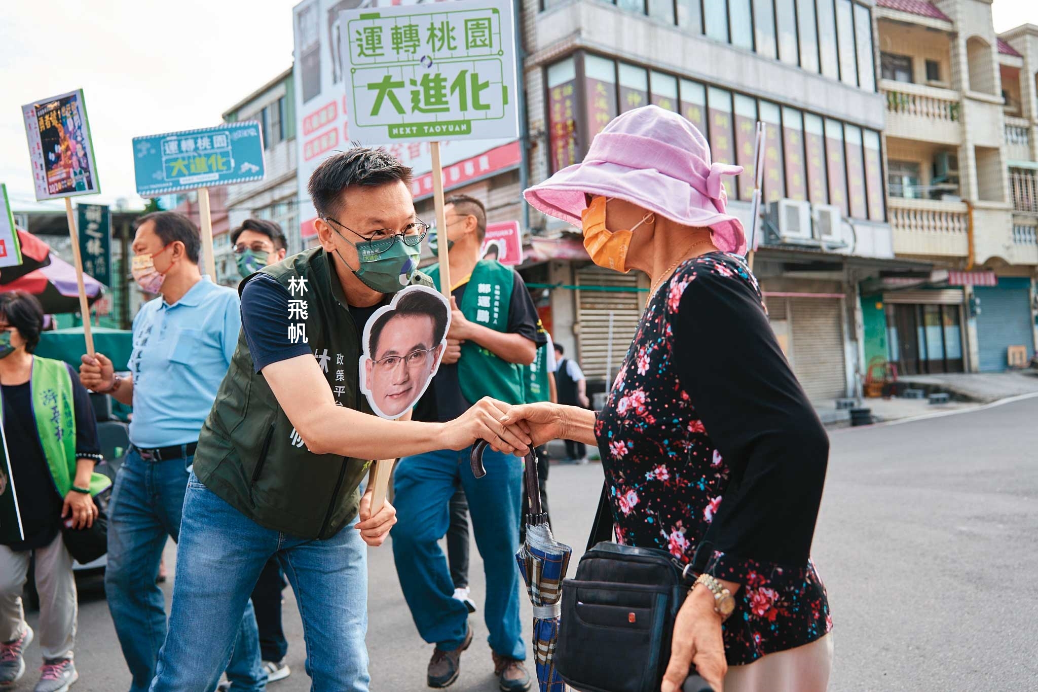 鄭運鵬在競選過程中確診，黨內同志化身鄭運鵬分身替他掃街，甚至讓他視訊參香。（鄭運鵬團隊提供）