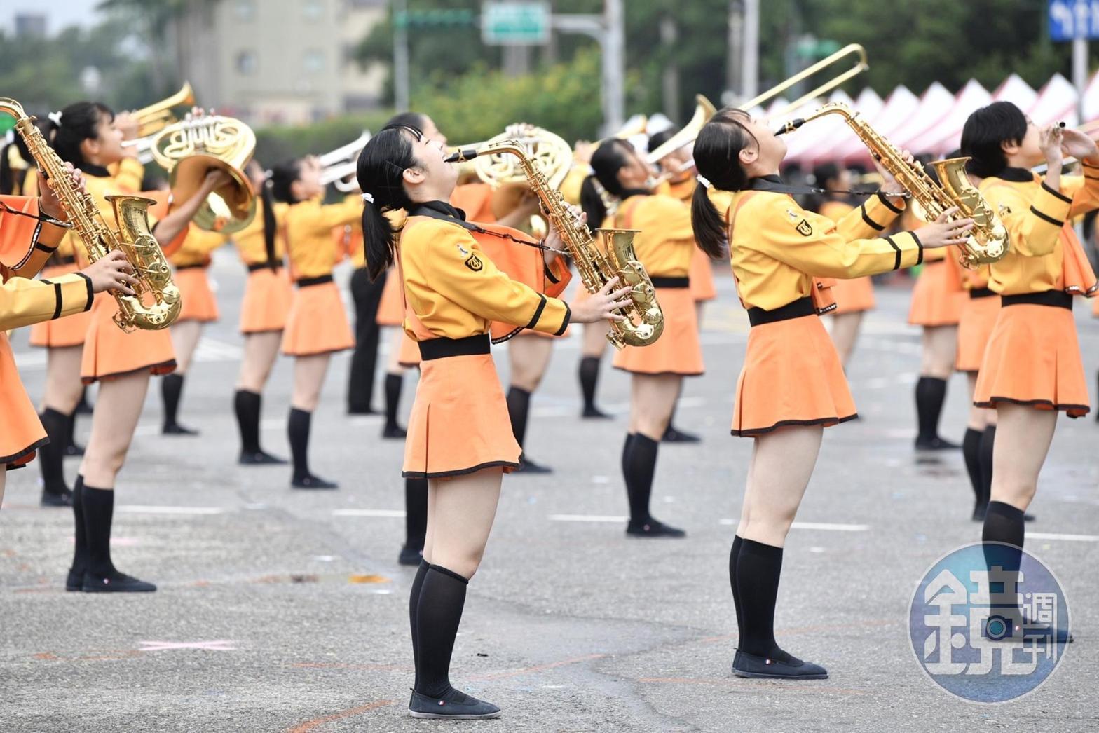日本京都橘高校吹奏樂部，國慶時登台表演，精彩演出博得滿堂彩。