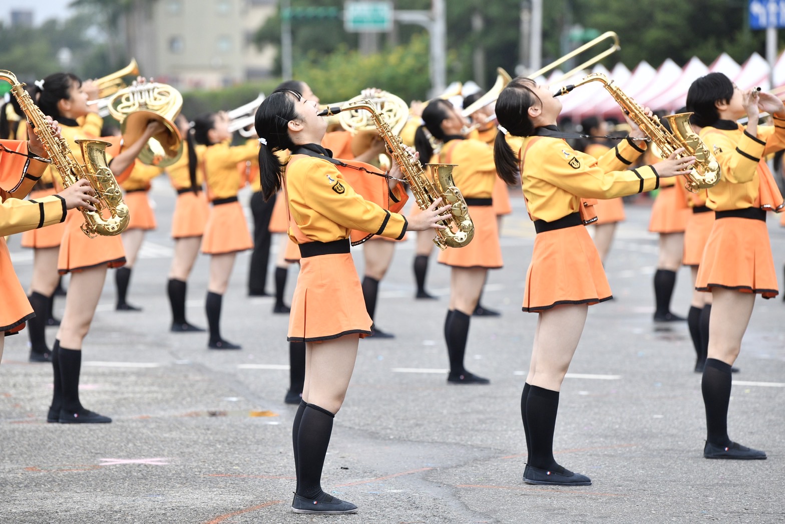 日本京都橘高校吹奏樂部，國慶時登台表演，精彩演出博得滿堂彩。