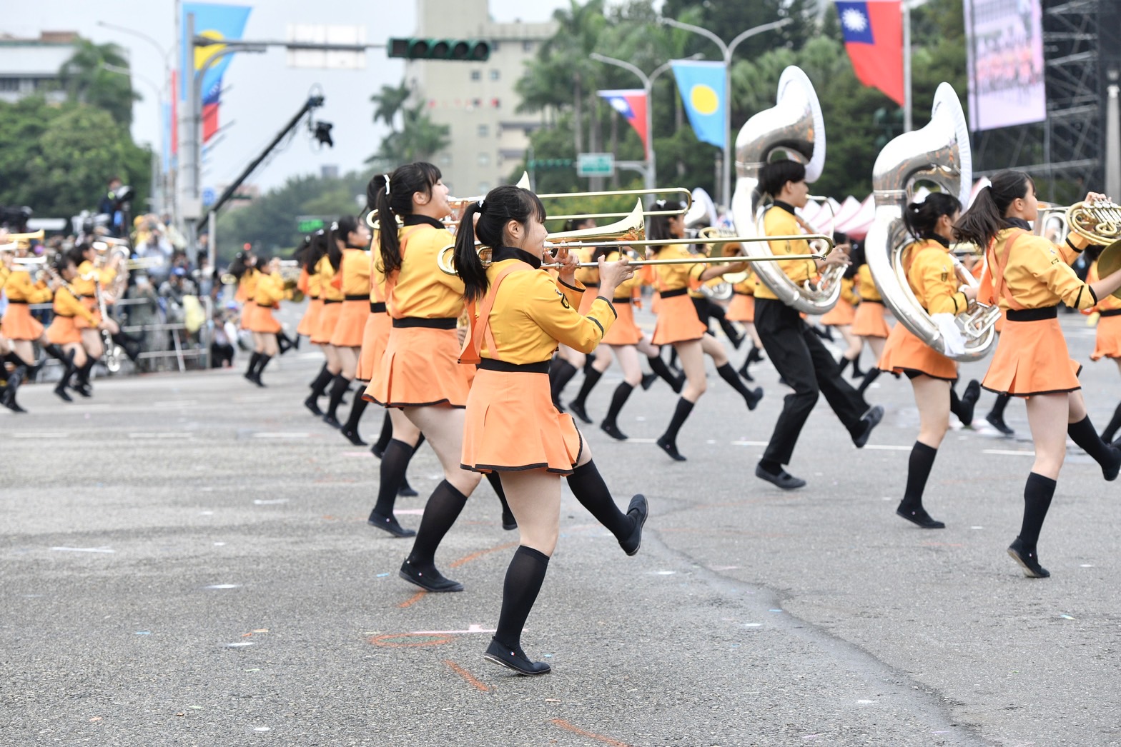 京都橘高校吹奏部近百人大陣仗演出。