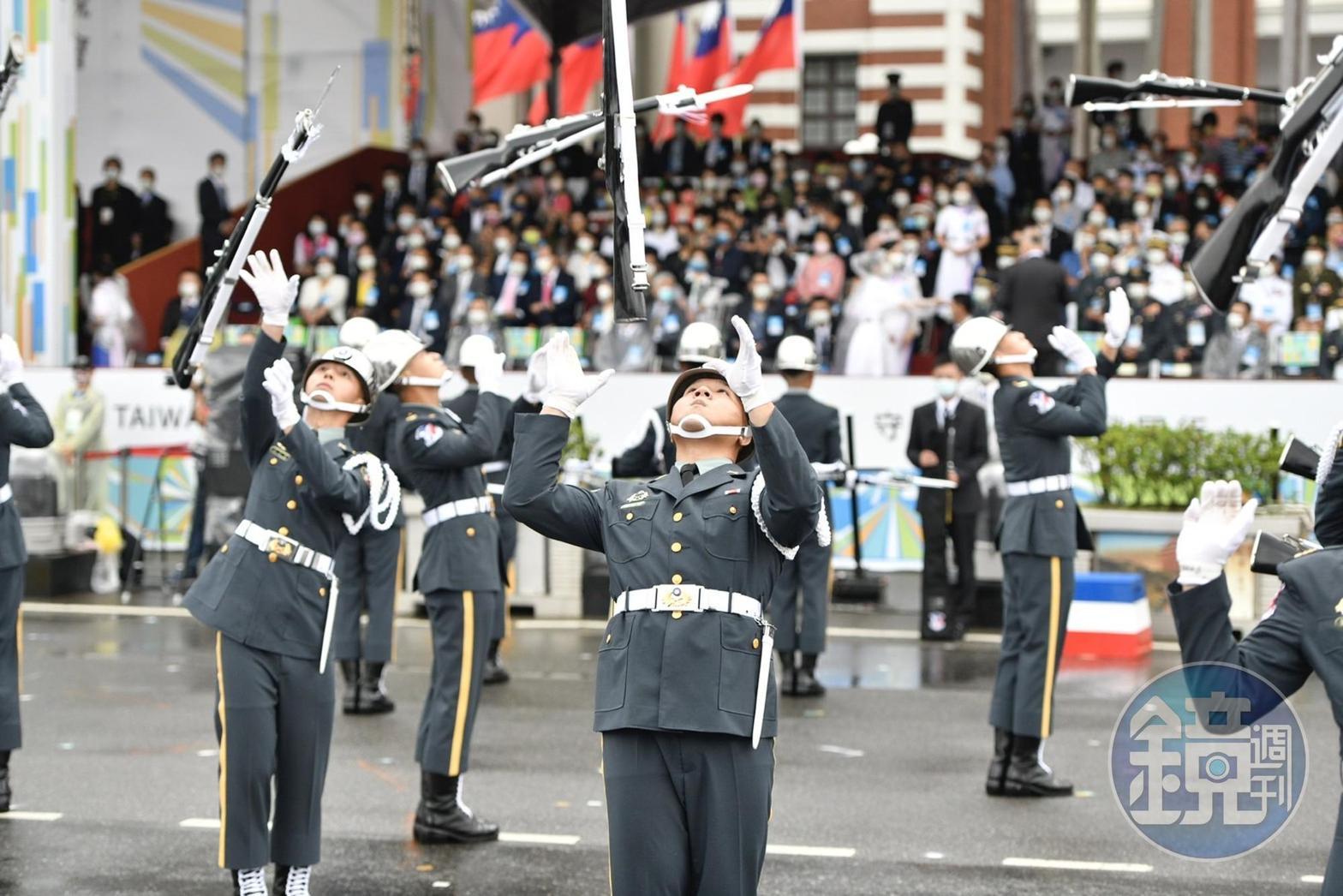 國軍聯合樂隊暨三軍儀隊帶來精彩演出。