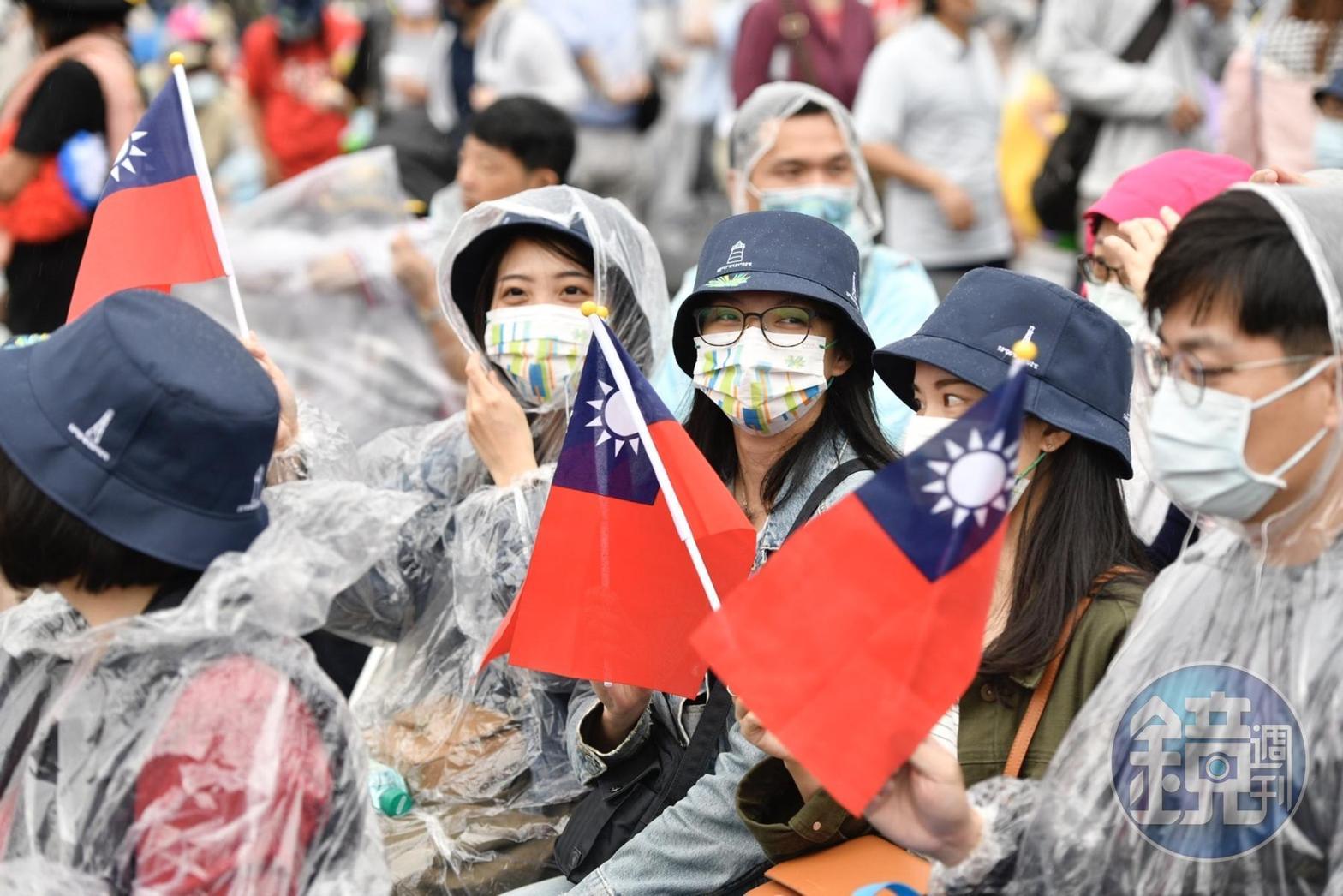 民眾冒雨前往會場。