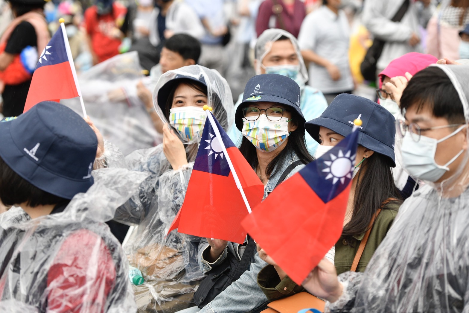 民眾冒雨前往會場。