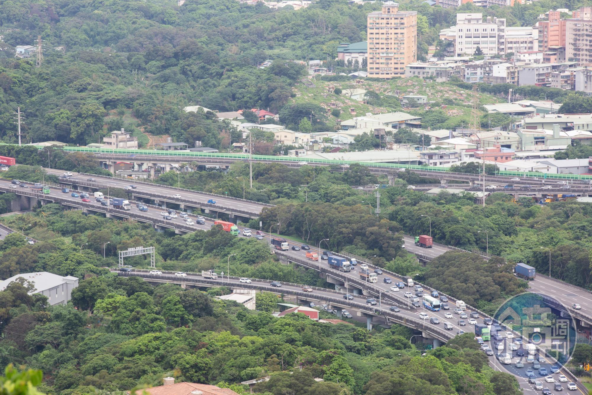 交通部高速公路局預估今日交通量為105百萬車公里。（本刊資料照）