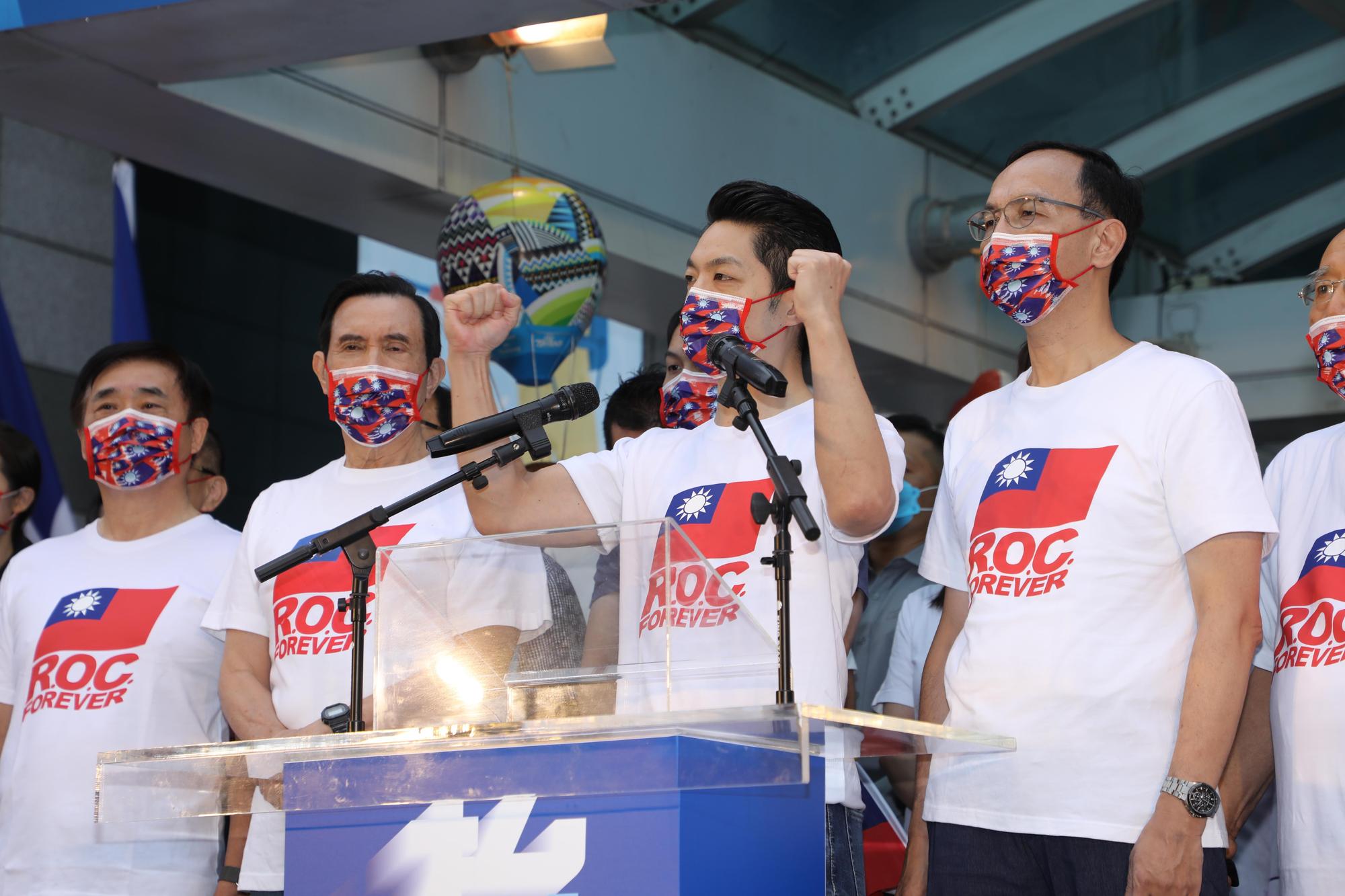 國民黨台北市長參選人蔣萬安,近期拋出「深蹲20下換免費搭乘公車」說法惹議。(國民黨提供)