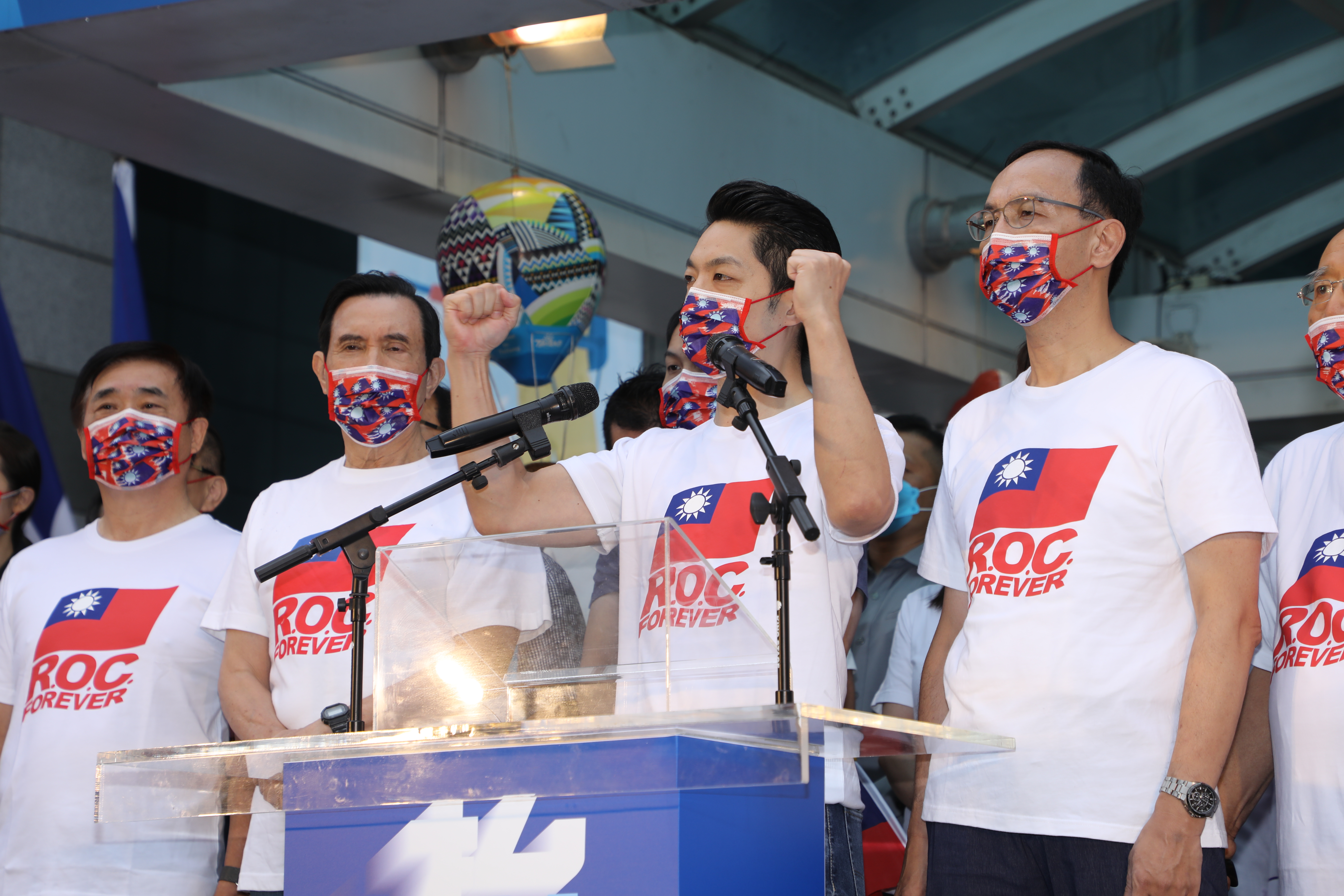 國民黨台北市長參選人蔣萬安，近期拋出「深蹲20下換免費搭乘公車」說法惹議。（國民黨提供）