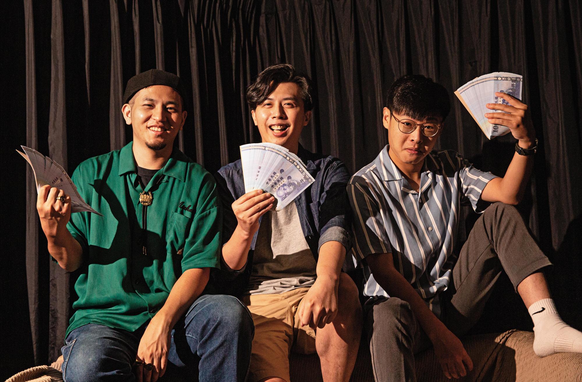 蘇昱瑋(右)與張元(左)攜手改編謝東霖(中)的作品為音樂劇。