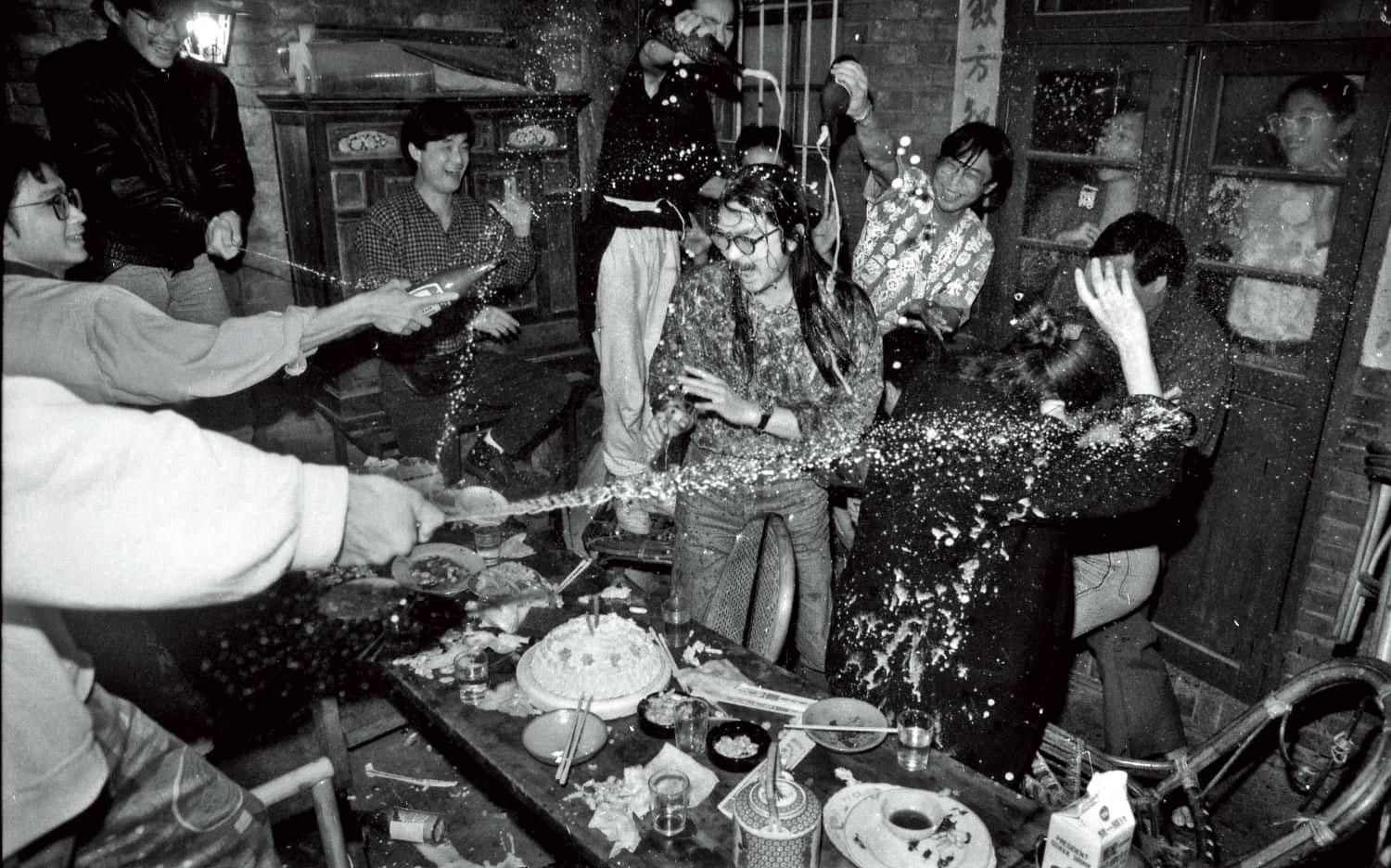 林鉅開的酒館「攤」,是80年代重要的文化基地。記者與黨外人士夜裡像餓鬼般擠進狂歡。(許村旭提供)