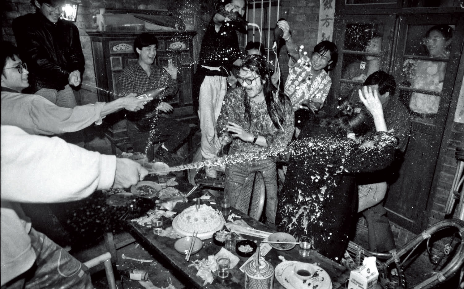 林鉅開的酒館「攤」,是80年代重要的文化基地。記者與黨外人士夜裡像餓鬼般擠進狂歡。(許村旭提供)