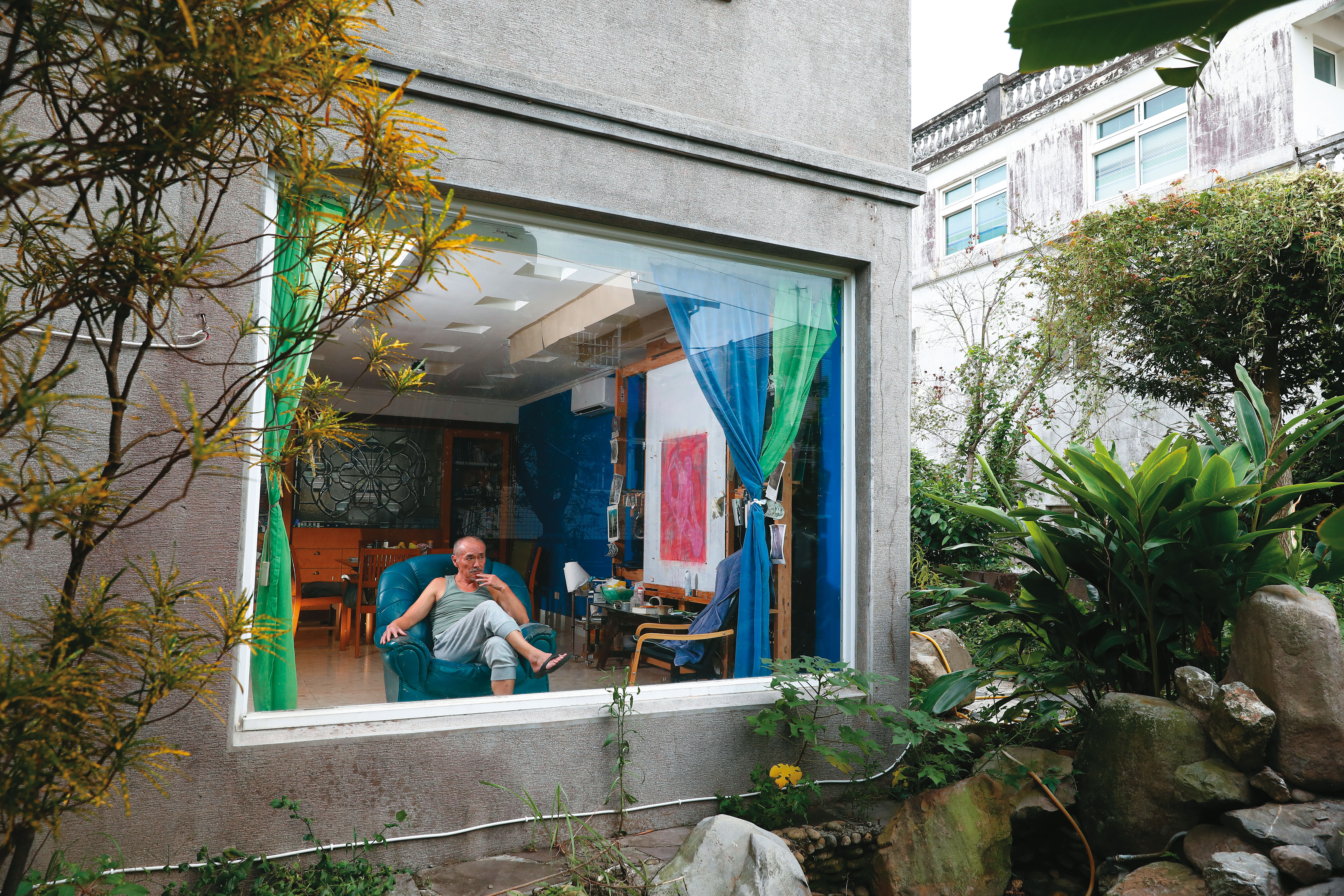 林鉅隱居在新北三芝的別墅，人煙稀少。他沒有電子郵件信箱，手機也常收不到訊號。