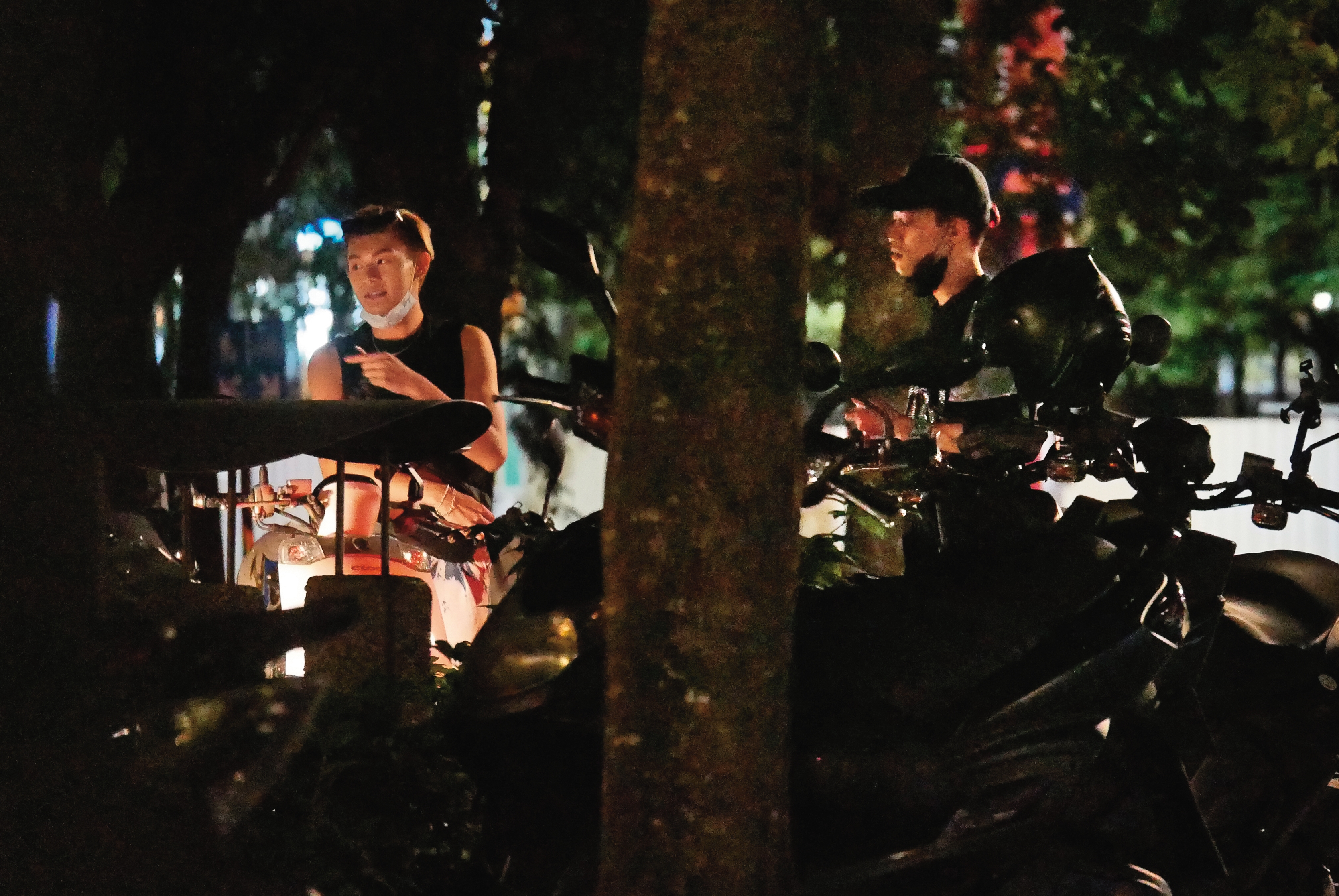 10月2日 23：46，兩人快步走去停機車處後，閒聊了幾句。