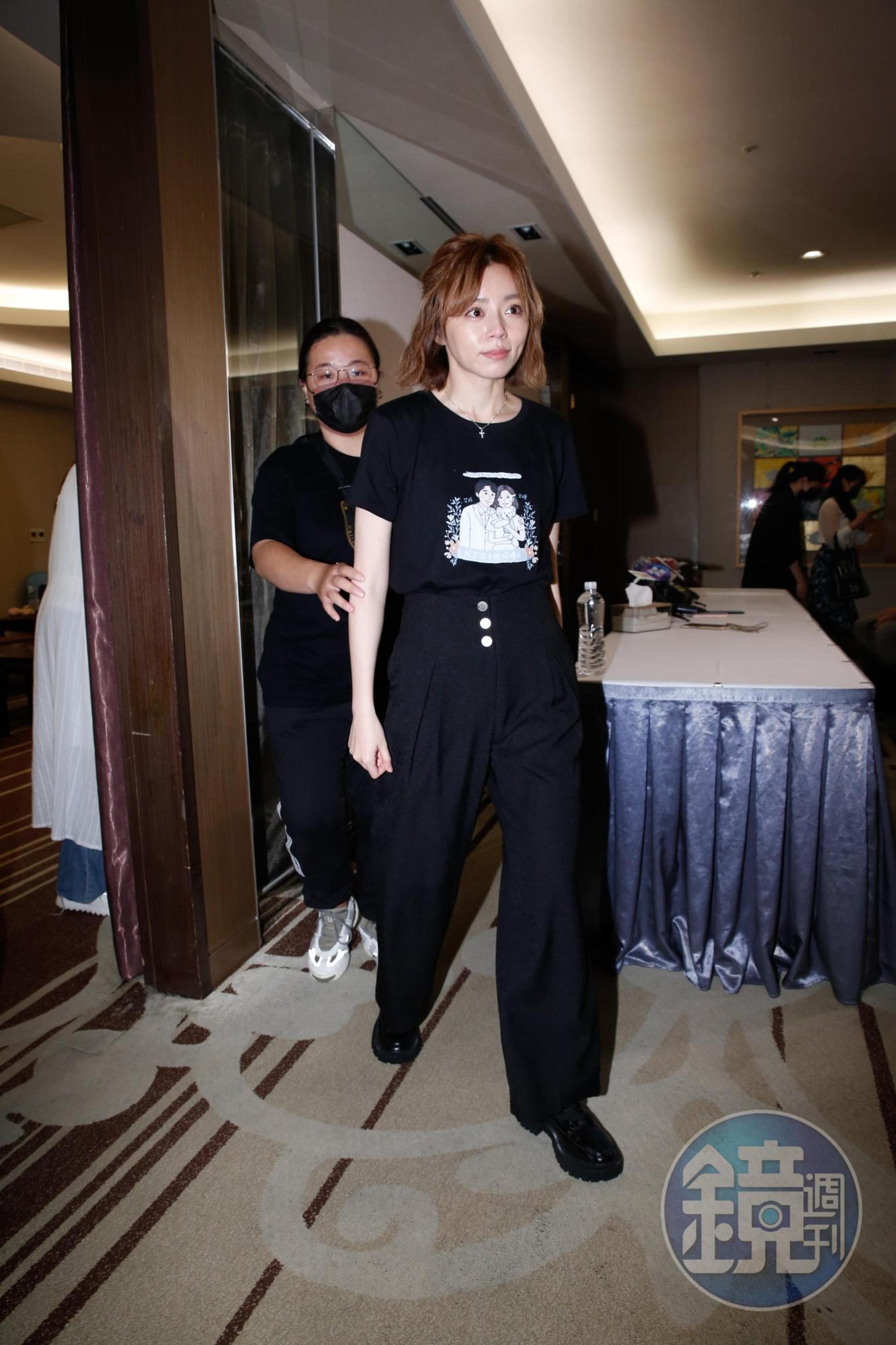 王瞳今出席艾成神國大樂的EP預購會。