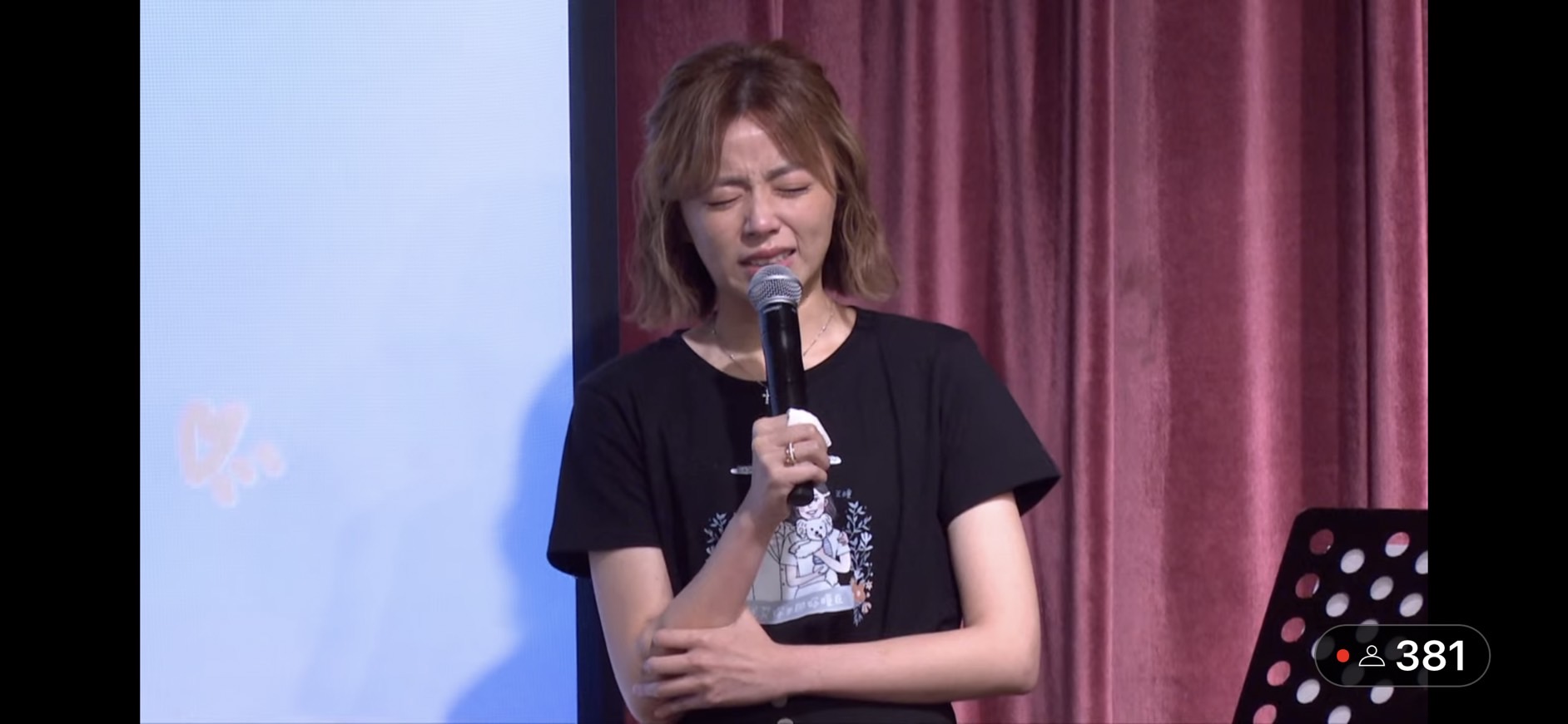 王瞳在台上分享這陣子的心路歷程，數度哭泣。