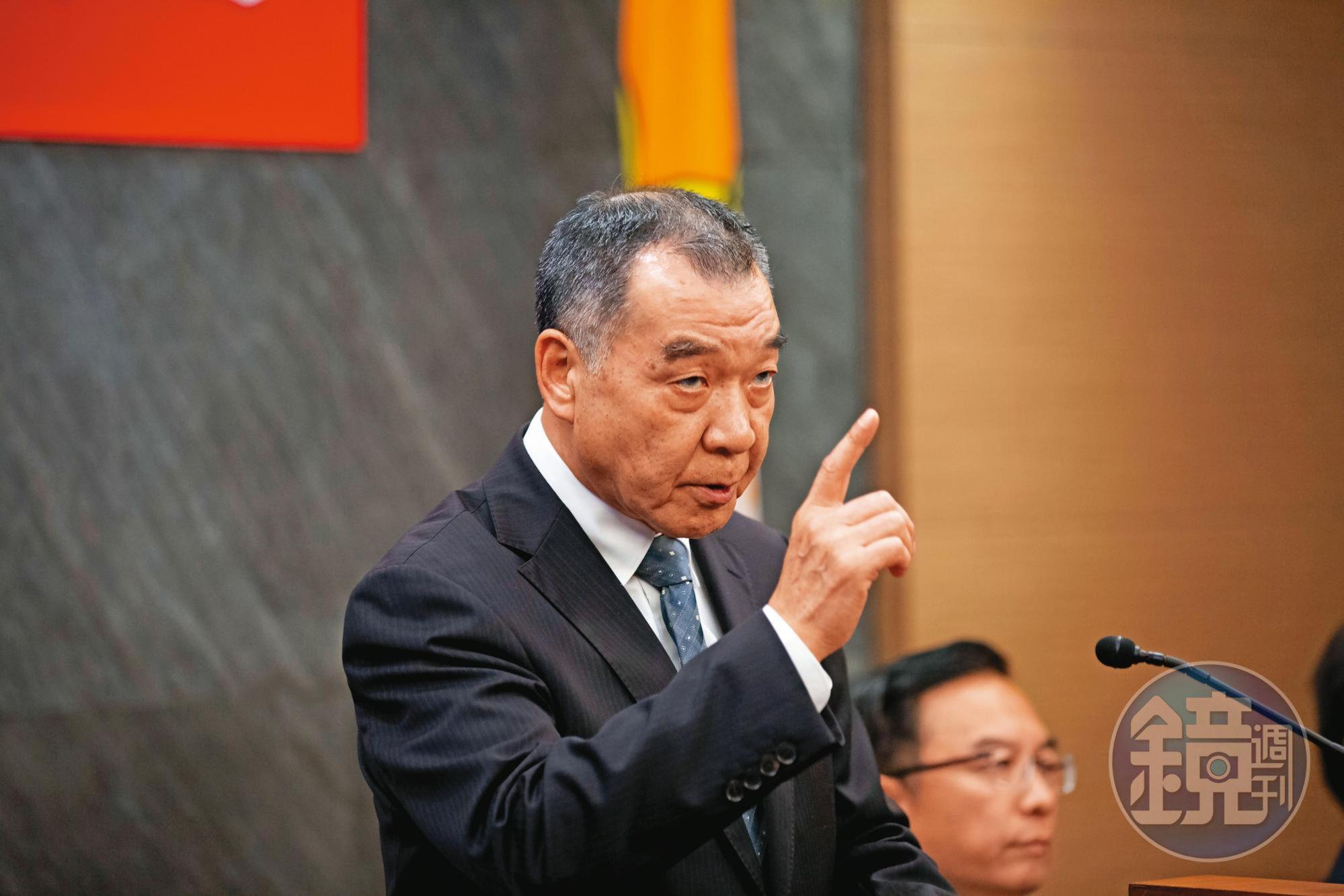 國防部長邱國正表示，只要共軍航空器、航海器越界，無論對方是否有第一擊，我方會先開火。