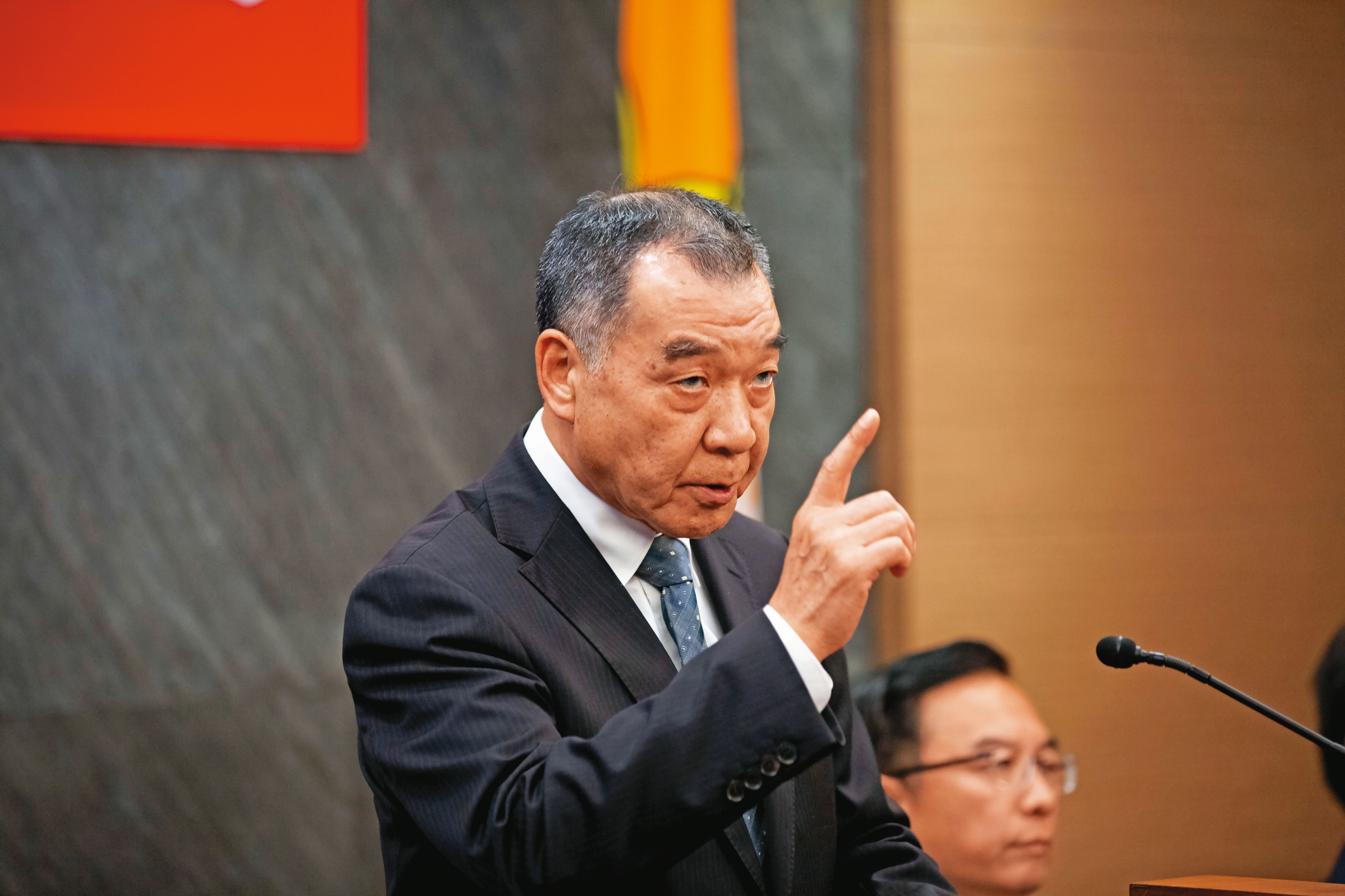 國防部長邱國正表示，只要共軍航空器、航海器越界，無論對方是否有第一擊，我方會先開火。