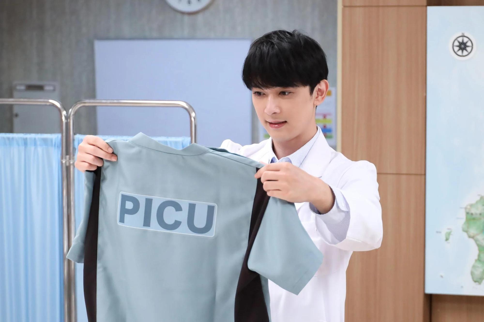 日本帥哥男星吉澤亮首次挑戰醫生角色,主演《PICU 兒童加護病房》即將播出。(翻攝fujitv網站)