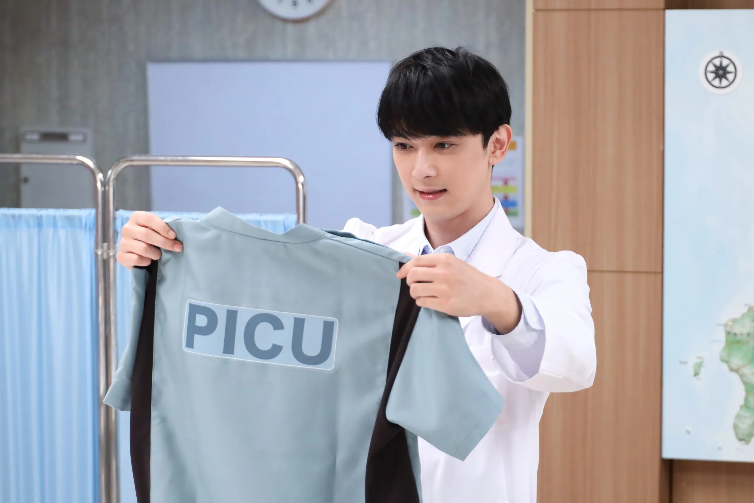 日本帥哥男星吉澤亮首次挑戰醫生角色，主演《PICU 兒童加護病房》即將播出。（翻攝fujitv網站）