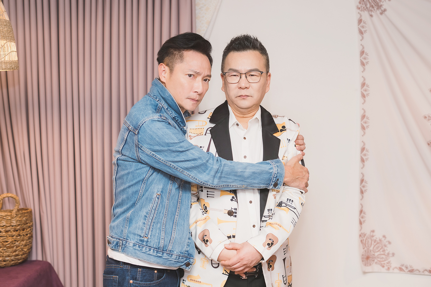 謝祖武（左）、沈玉琳（右）透過戲劇合作，一來一往十分搞笑。（TVBS提供）