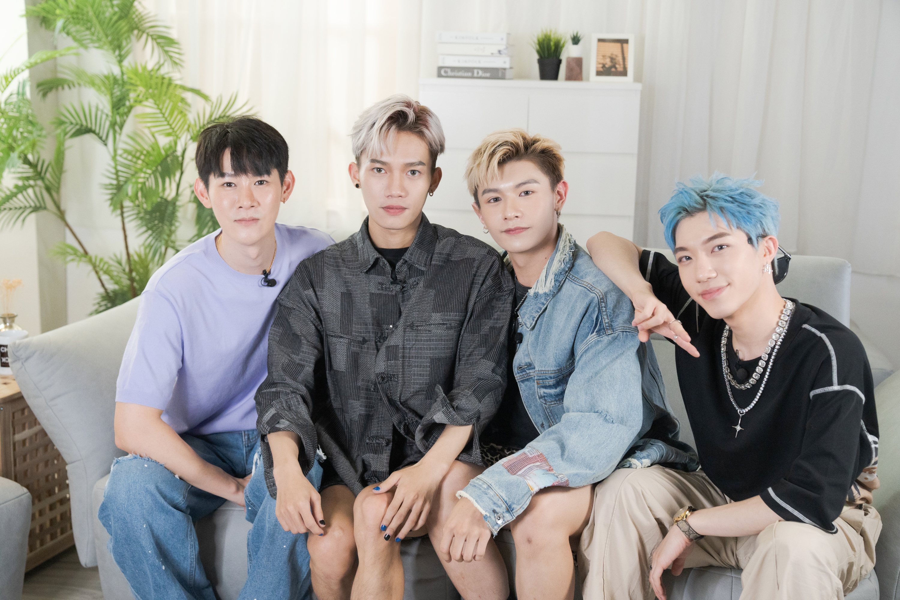 《原子少年》金星團員蔡朕（左二）、孟維（右二）及藍弟（右一）接受夏和熙（左一）訪問。（CHECK2CHECK提供）