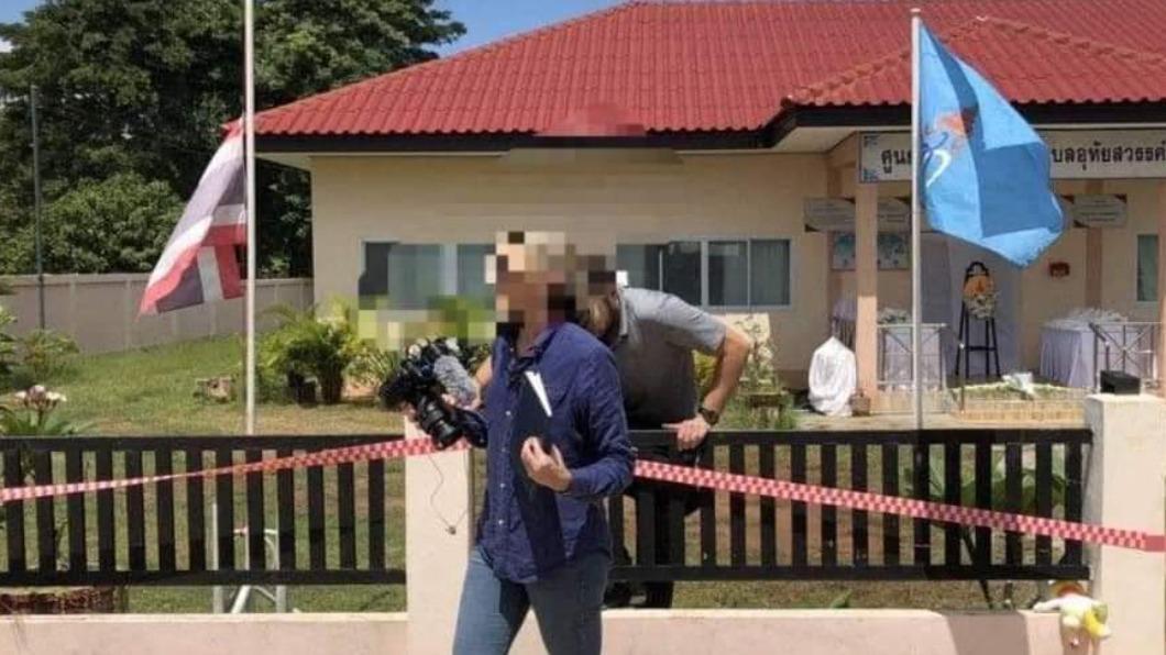 有泰國記者在社群上貼出一張《CNN》記者跨越警察封鎖線畫面，泰國外國記者協會則發聲明譴責其為破壞新聞倫理行為。（翻攝推特）