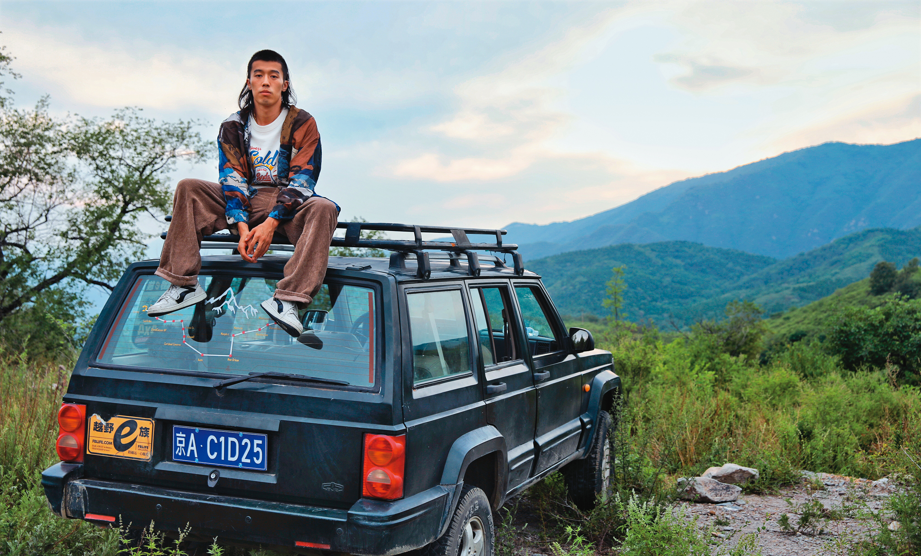 年輕氣盛的準大學畢業生步入社會卻屢屢碰壁，只好駕著吉普車往內蒙古尋找自由與希望。（前景娛樂提供）