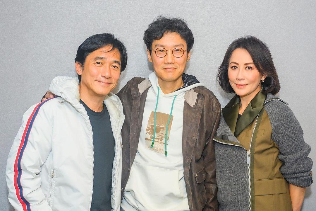 劉嘉玲在IG分享自己與梁朝偉、《魷魚遊戲》導演黃東赫的合照。（翻攝自劉嘉玲IG）
