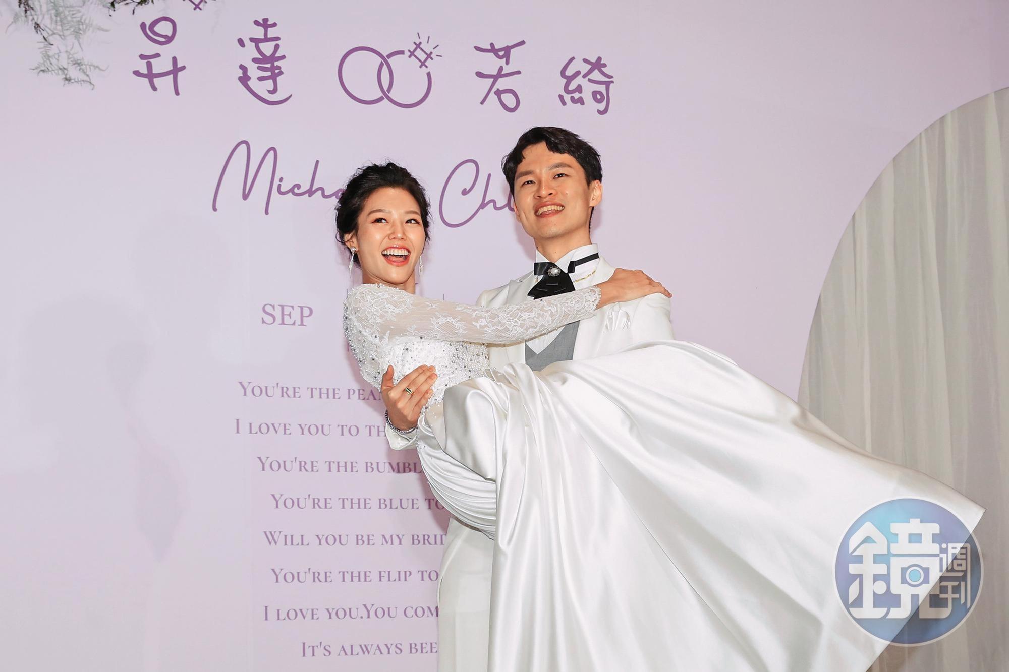 楊昇達(右)與若綺結婚1年,9月初才補辦婚宴。
