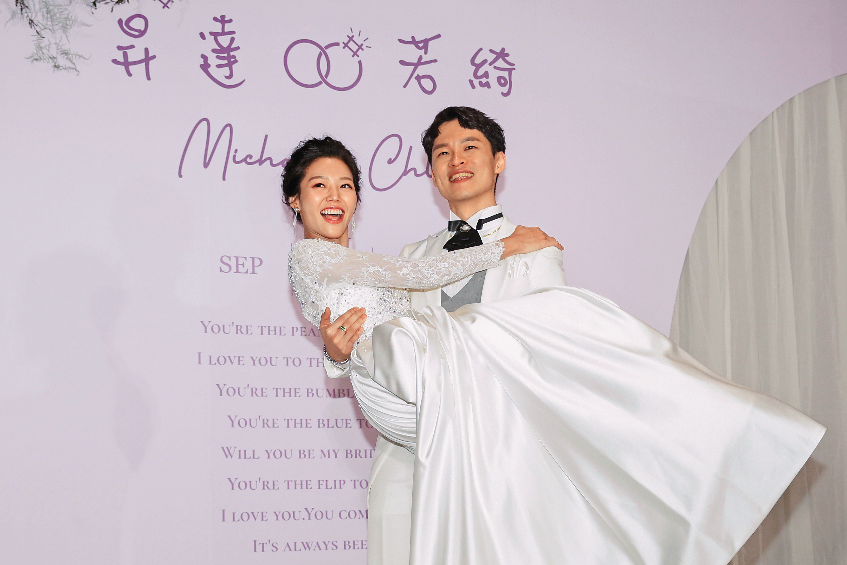 楊昇達（右）與若綺結婚1年，9月初才補辦婚宴。