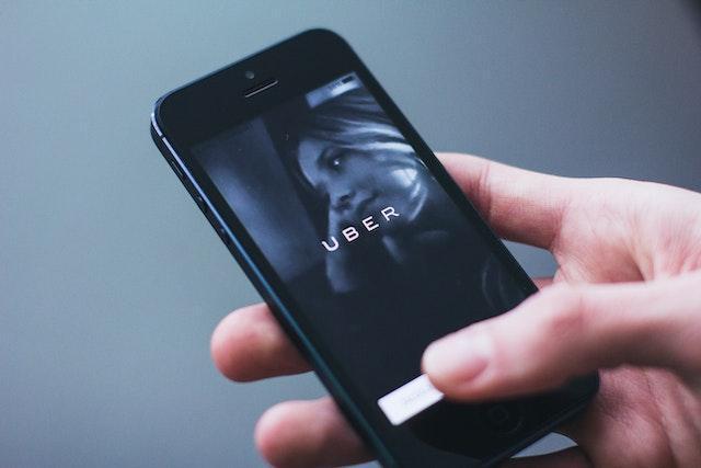 英國一名22歲男子日前透過Uber平台叫車去找朋友，但他隔天宿醉起來看到帳單，該趟行程要價3萬5千元英鎊。（示意圖，Pexels）