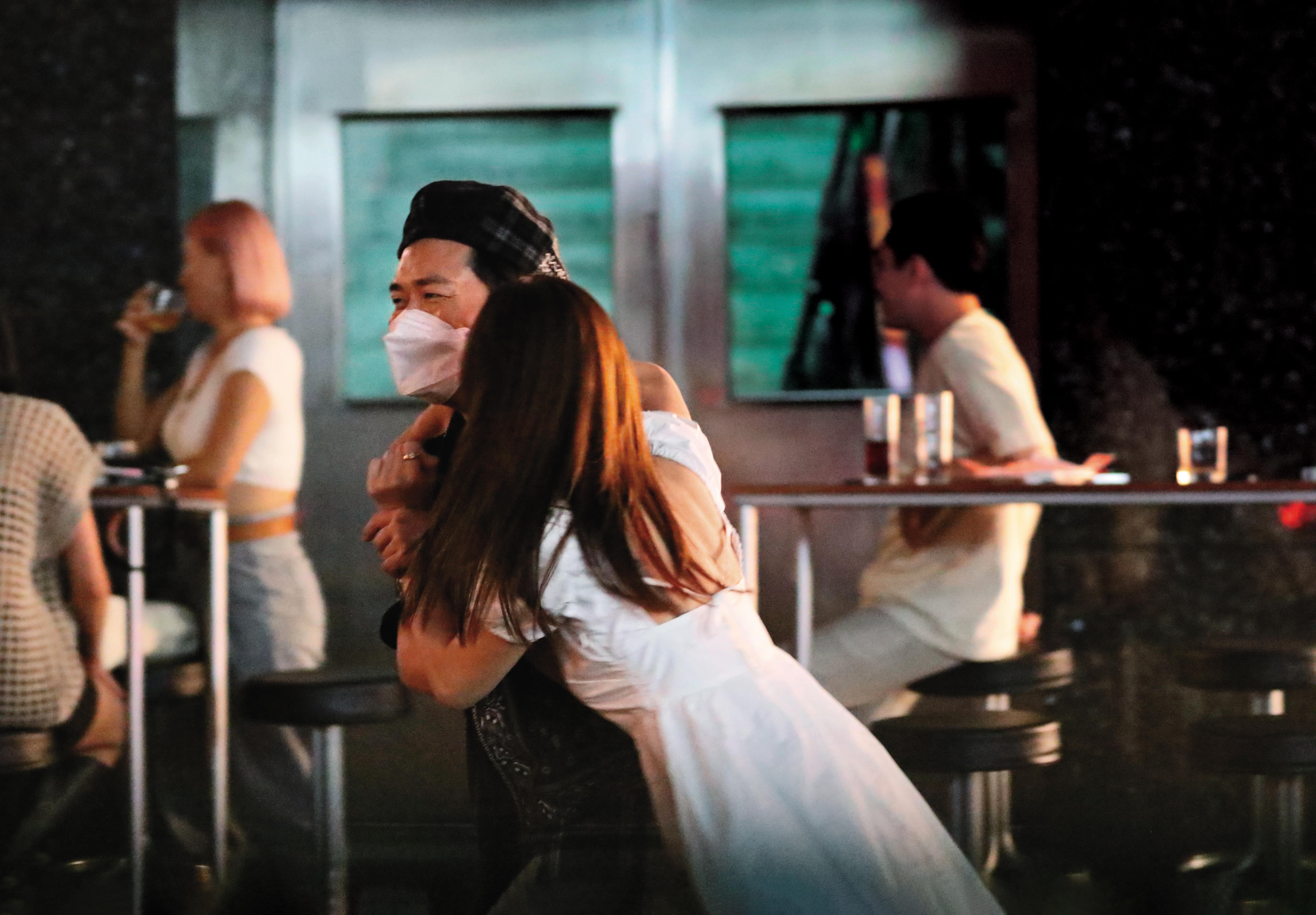 10月2日00:08，張立東（左）現身台北市信義區知名夜店，巧遇天氣女孩團員妞妞（右）。