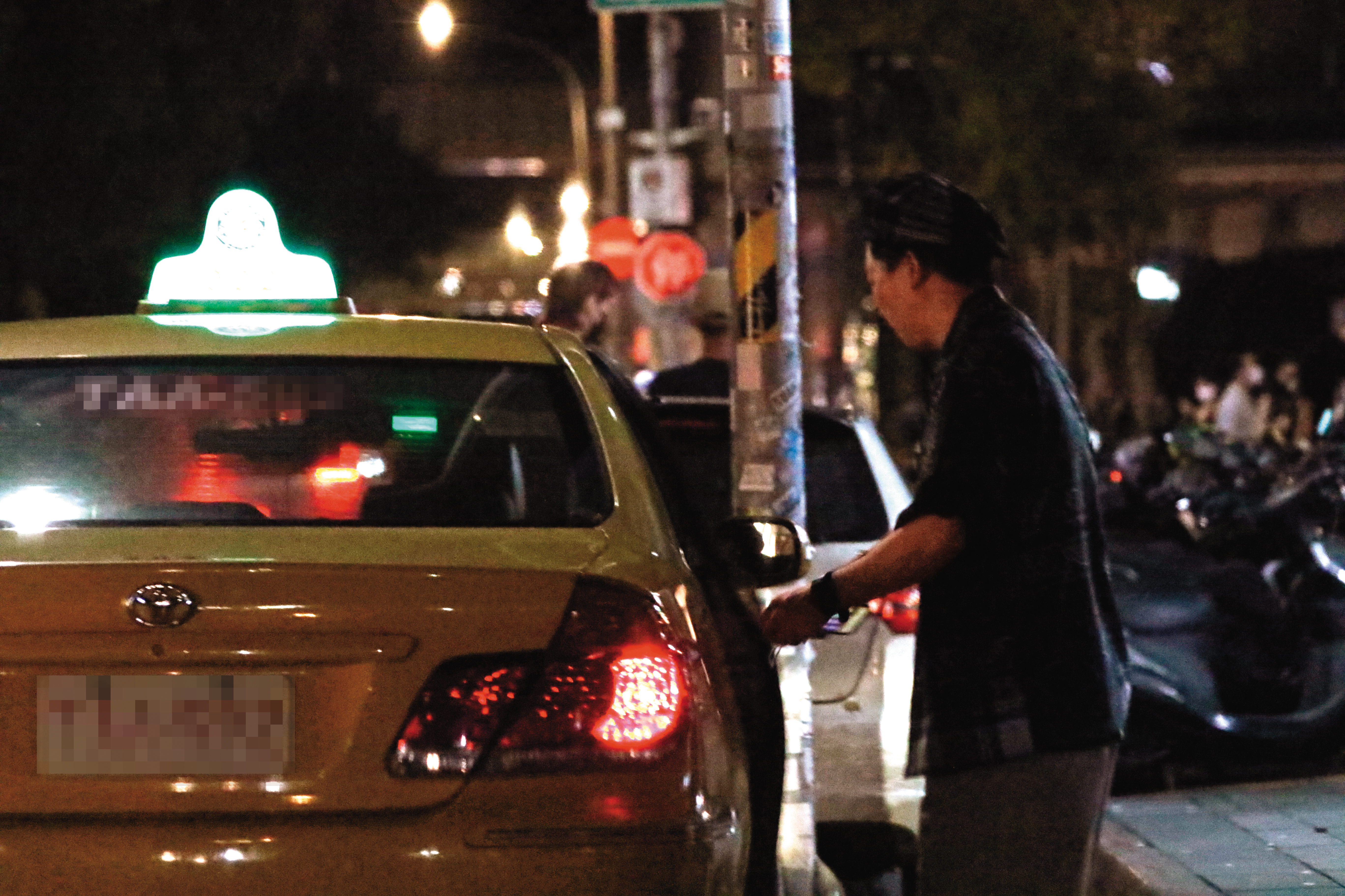 02:12，經過2小時狂歡，張立東孤單一人搭計程車回家。