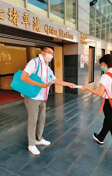 謝國樑(左)參選後努力拜票,全力爭取選民支持。(翻攝謝國樑臉書)