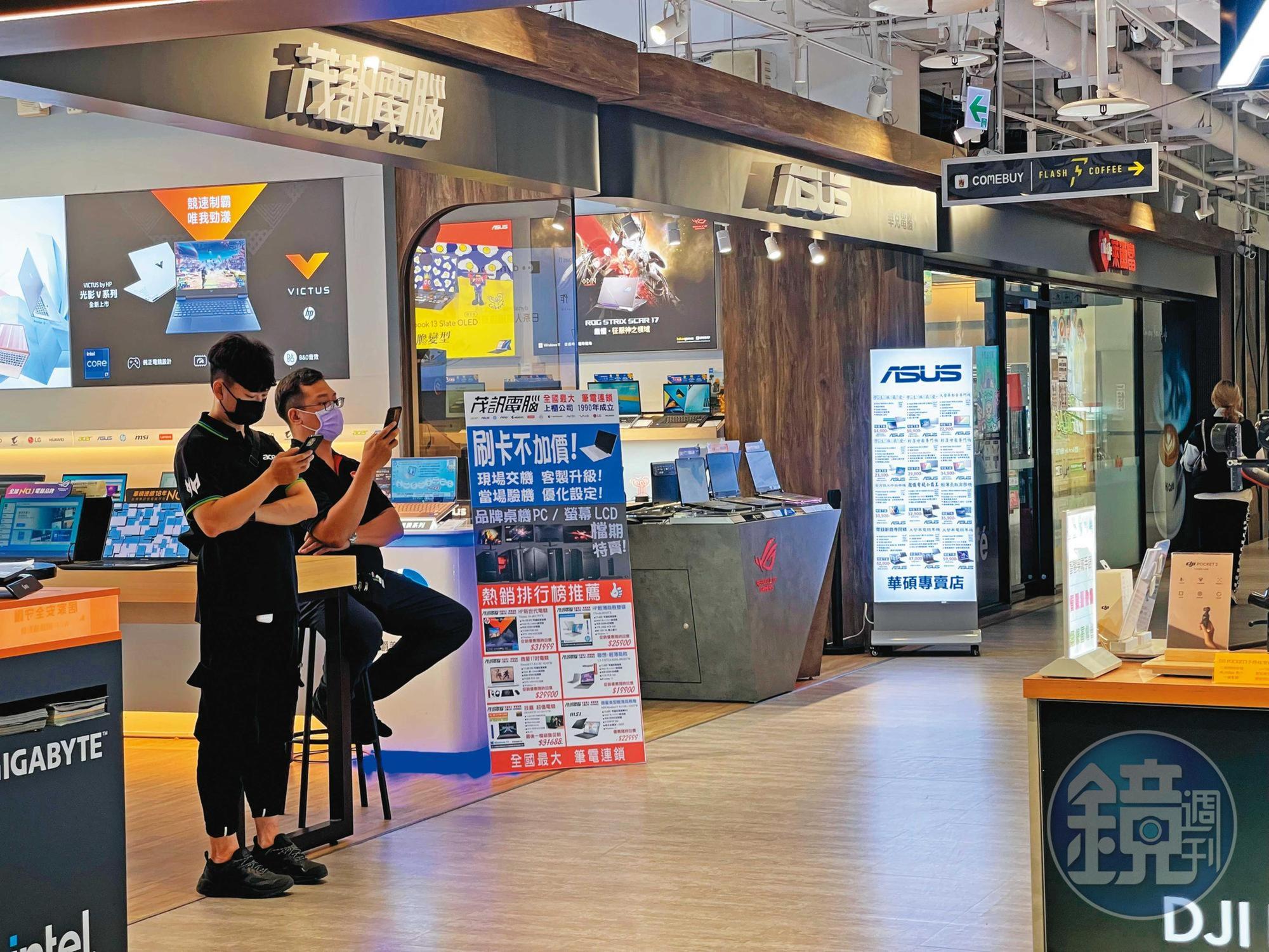 3C聖地光華商場受景氣影響,近期買氣清淡,店員只好滑手機打發無聊時間。