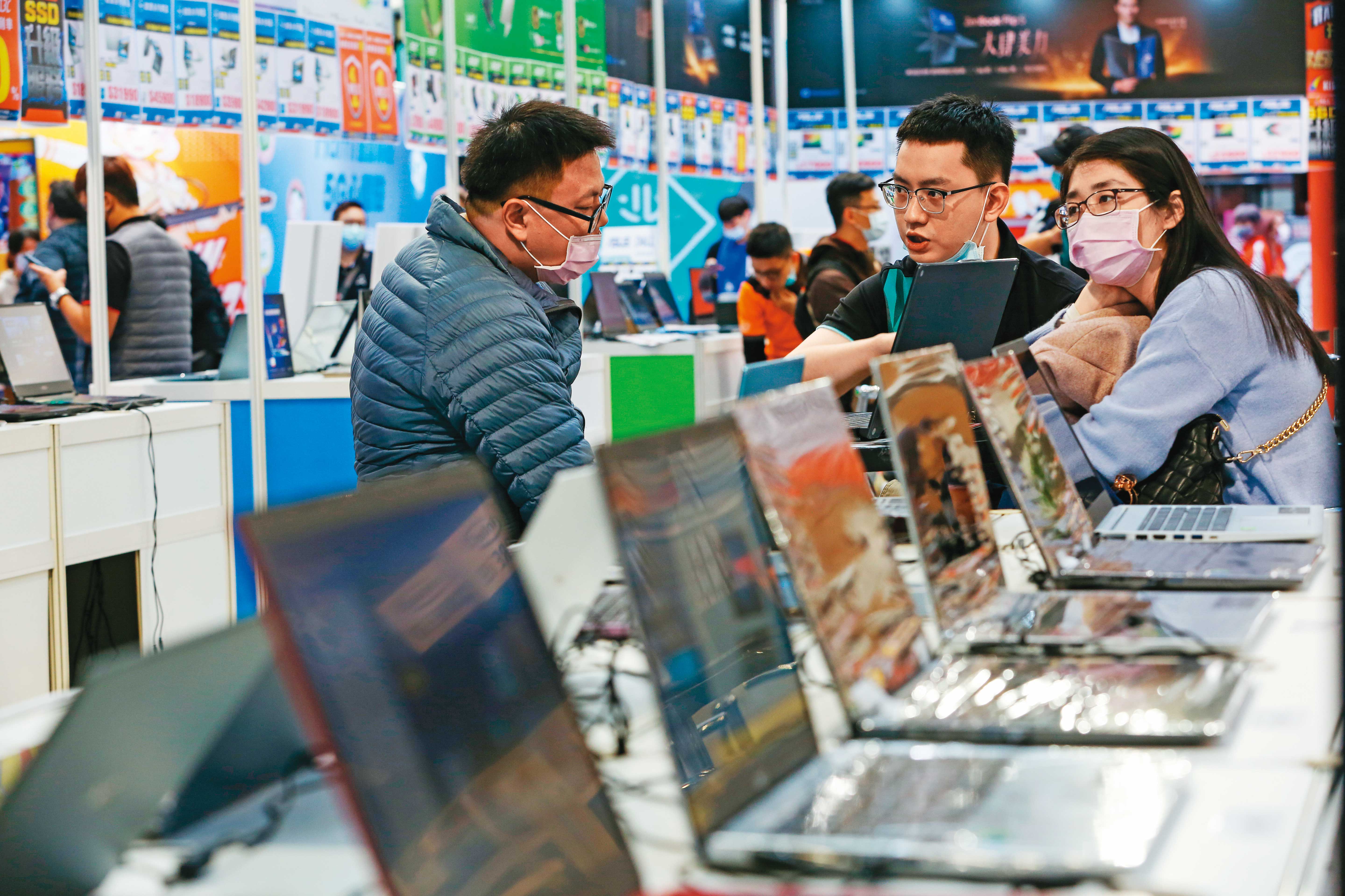 去年開學季，筆電供不應求，消費者遇上缺貨，可能要等10天、半個月才拿得到貨。