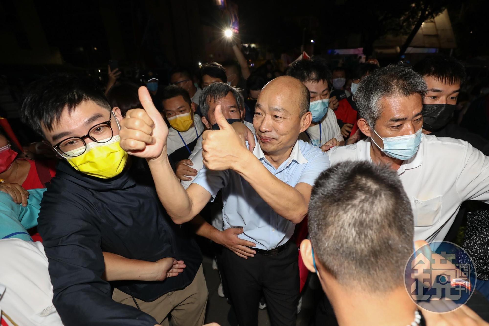 韓國瑜離場後對於支持者比讚表達感謝。