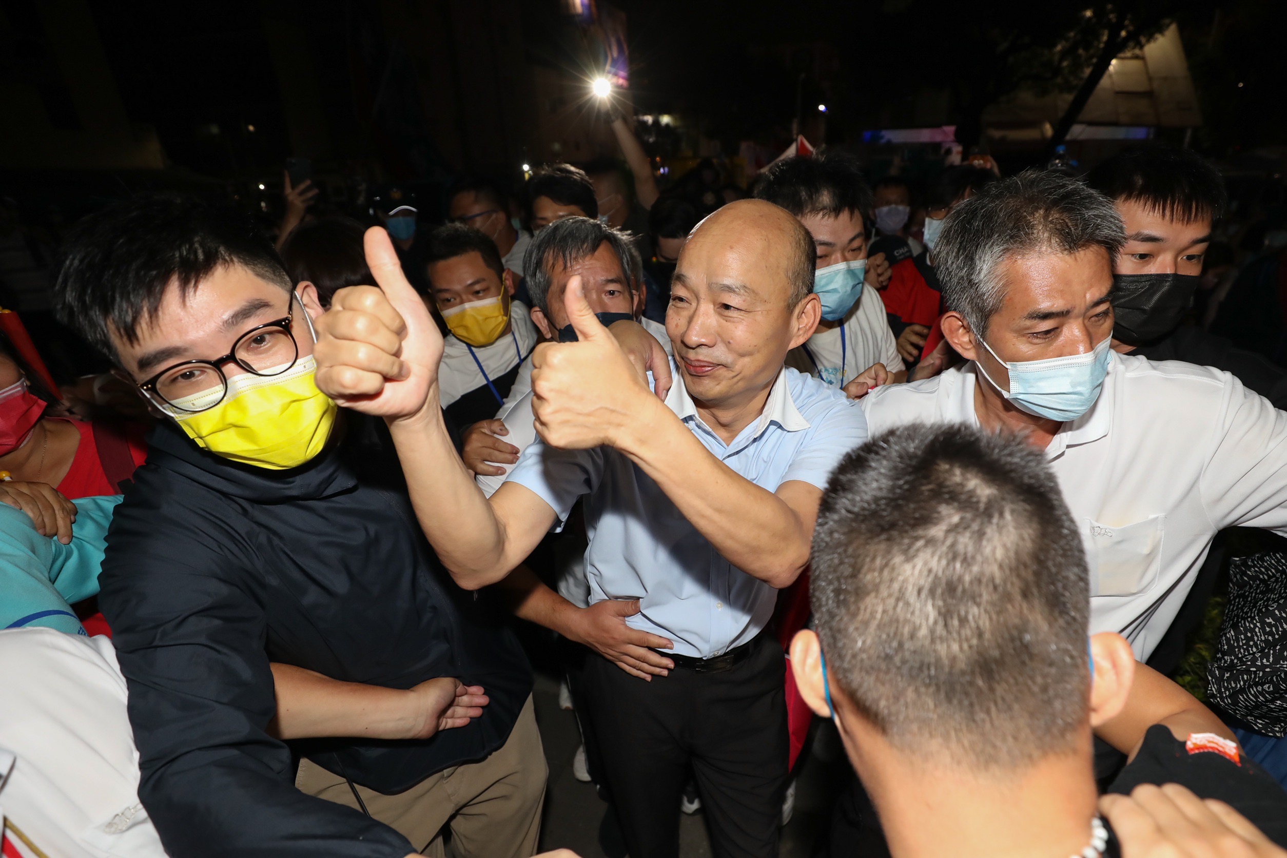 韓國瑜離場後對於支持者比讚表達感謝。