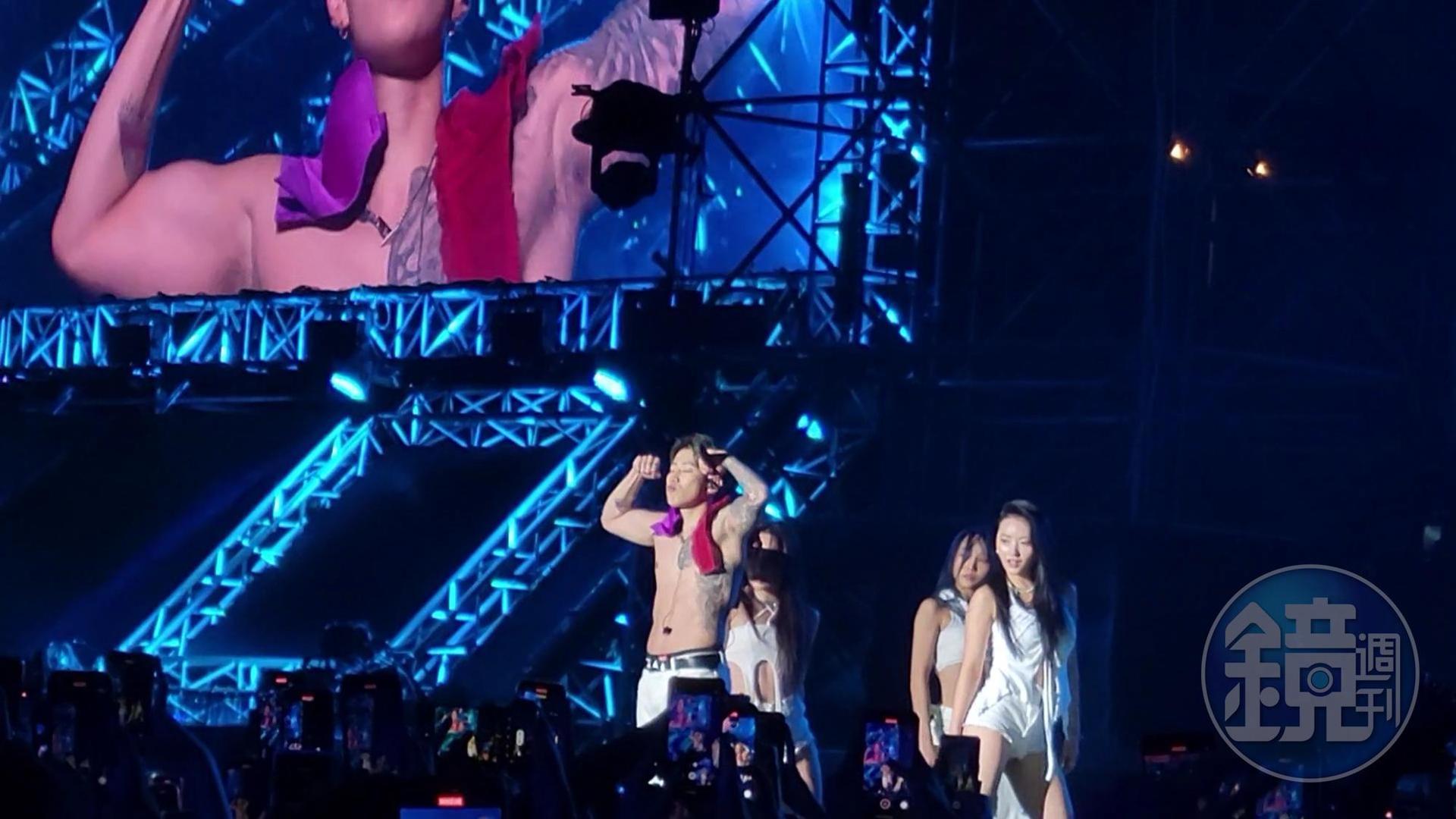 Jay Park唱〈Mommae〉脫上衣，熱情粉絲丟胸罩上台，他大方掛在身上。（讀者提供）